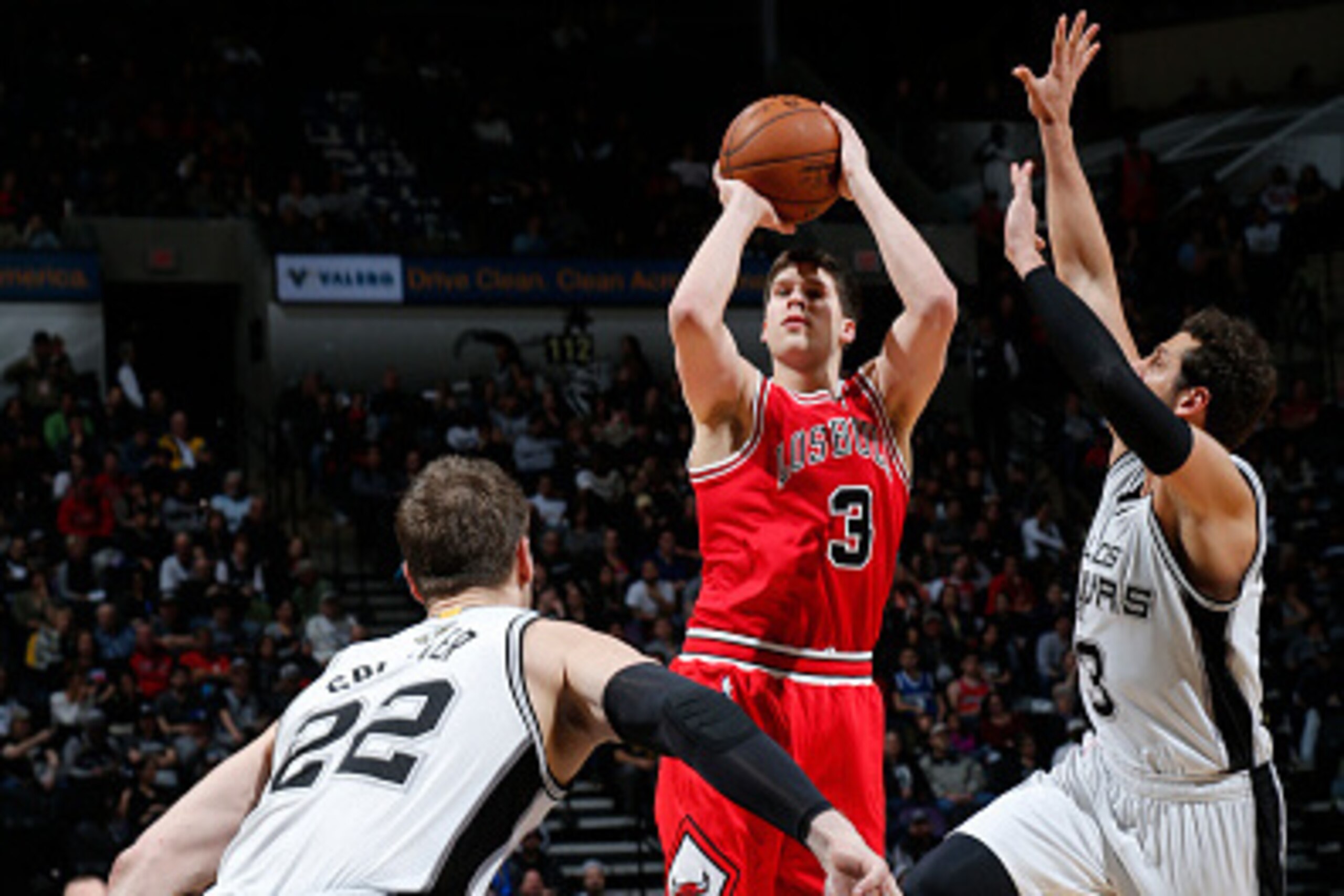 SAN ANTONIO, TX - MARCH 8: Doug McDermott #3 of the Chicago Bulls shoots against the San Antonio Spurs during the game at AT&T Center on March 8, 2015 in San Antonio, Texas. NOTE TO USER: User expressly acknowledges and agrees that, by downloading and/or SAN ANTONIO, TX - MARCH 8: Doug McDermott #3 of the Chicago Bulls shoots against the San Antonio Spurs during the game at AT&T Center on March 8, 2015 in San Antonio, Texas. NOTE TO USER: User expressly acknowledges and agrees that, by downloading and/or