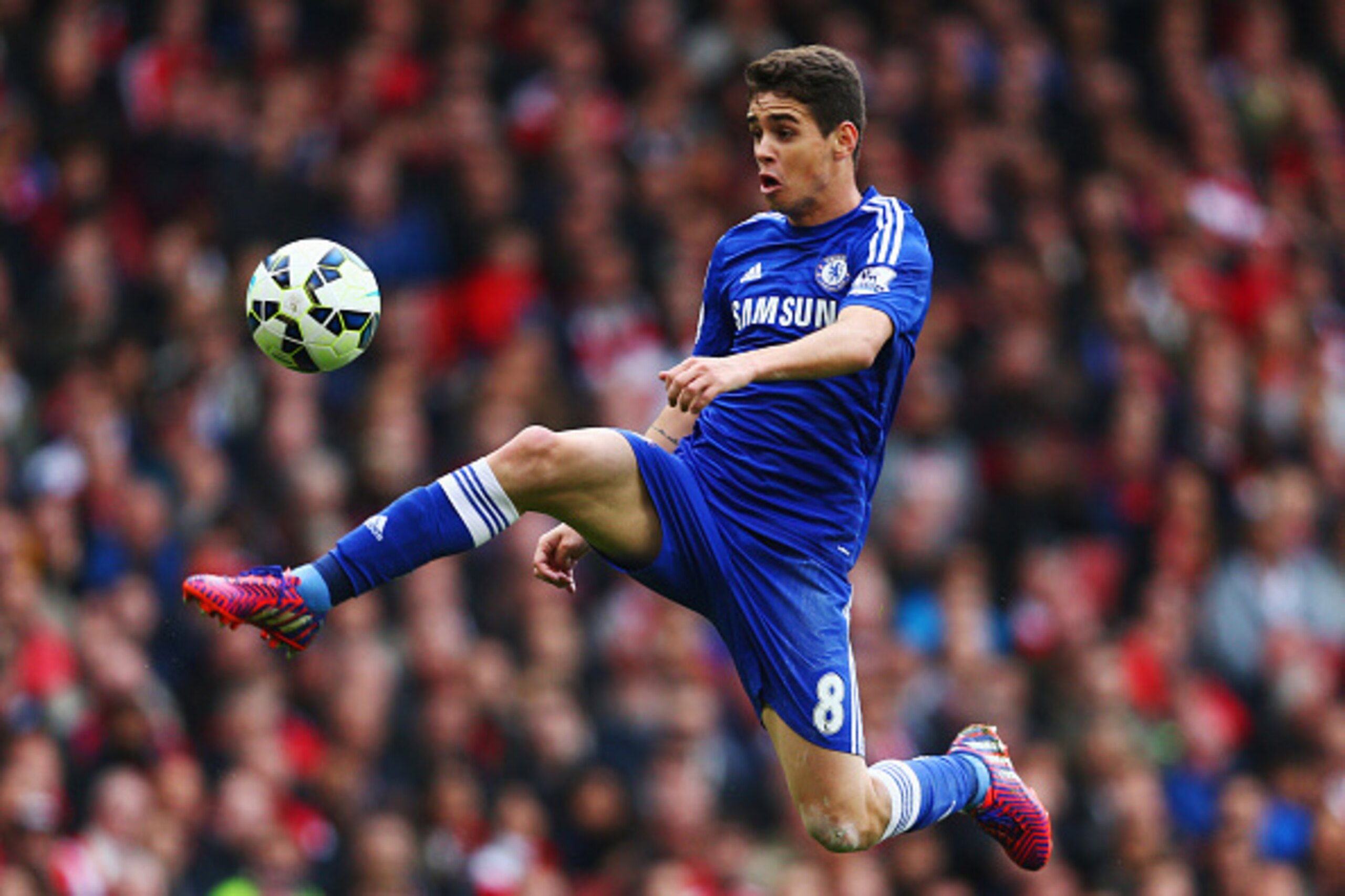 LONDON, ENGLAND - APRIL 26:  Oscar of Chelsea controls the ball during the Barclays Premier League match between Arsenal and Chelsea at Emirates Stadium on April 26, 2015 in London, England.  (Photo by Paul Gilham/Getty Images)