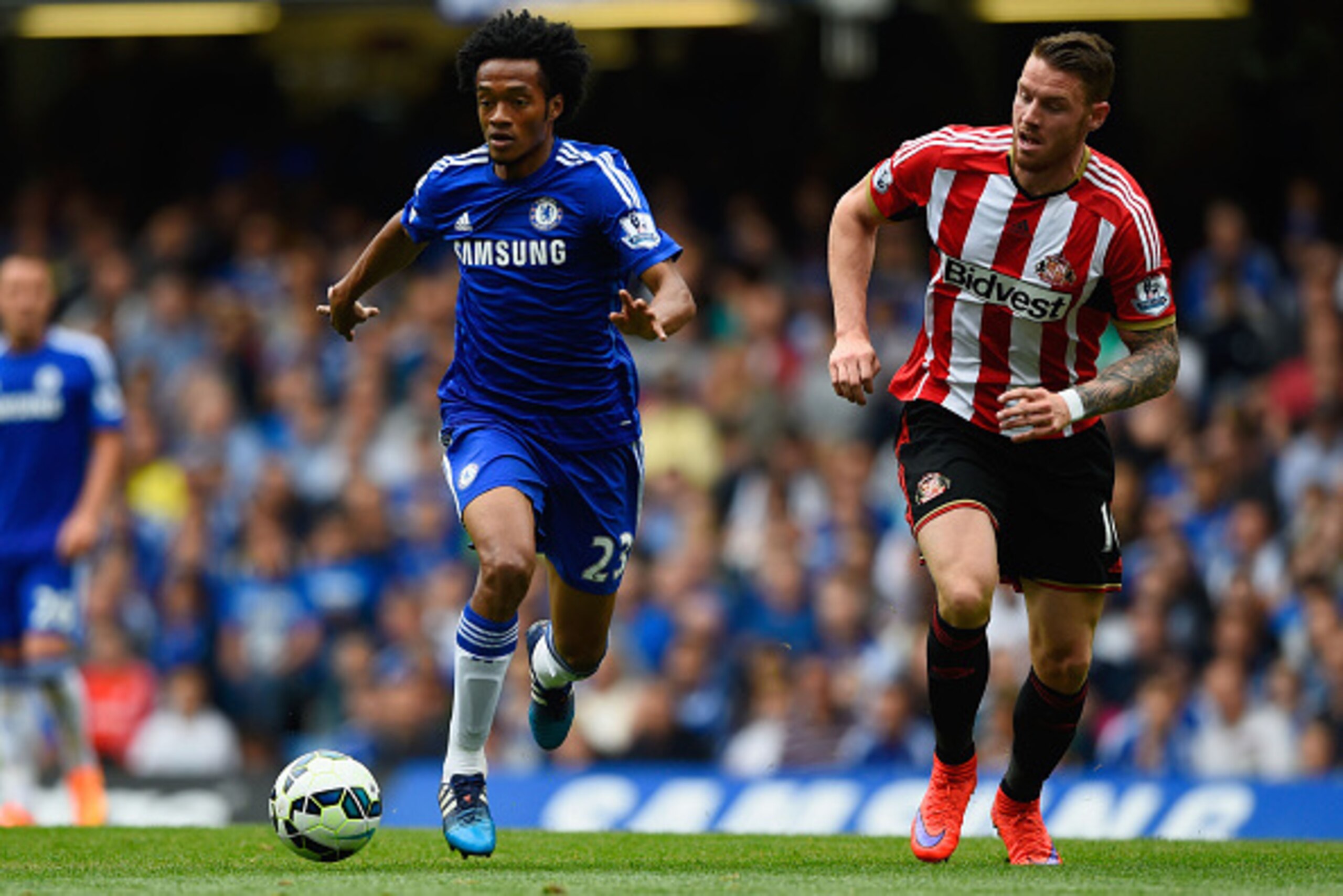 LONDON, ENGLAND - MAY 24:  Juan Cuadrado of Chelsea and Connor Wickham of Sunderland compete for the ball during the Barclays Premier League match between Chelsea and Sunderland at Stamford Bridge on May 24, 2015 in London, England.  (Photo by Mike Hewitt