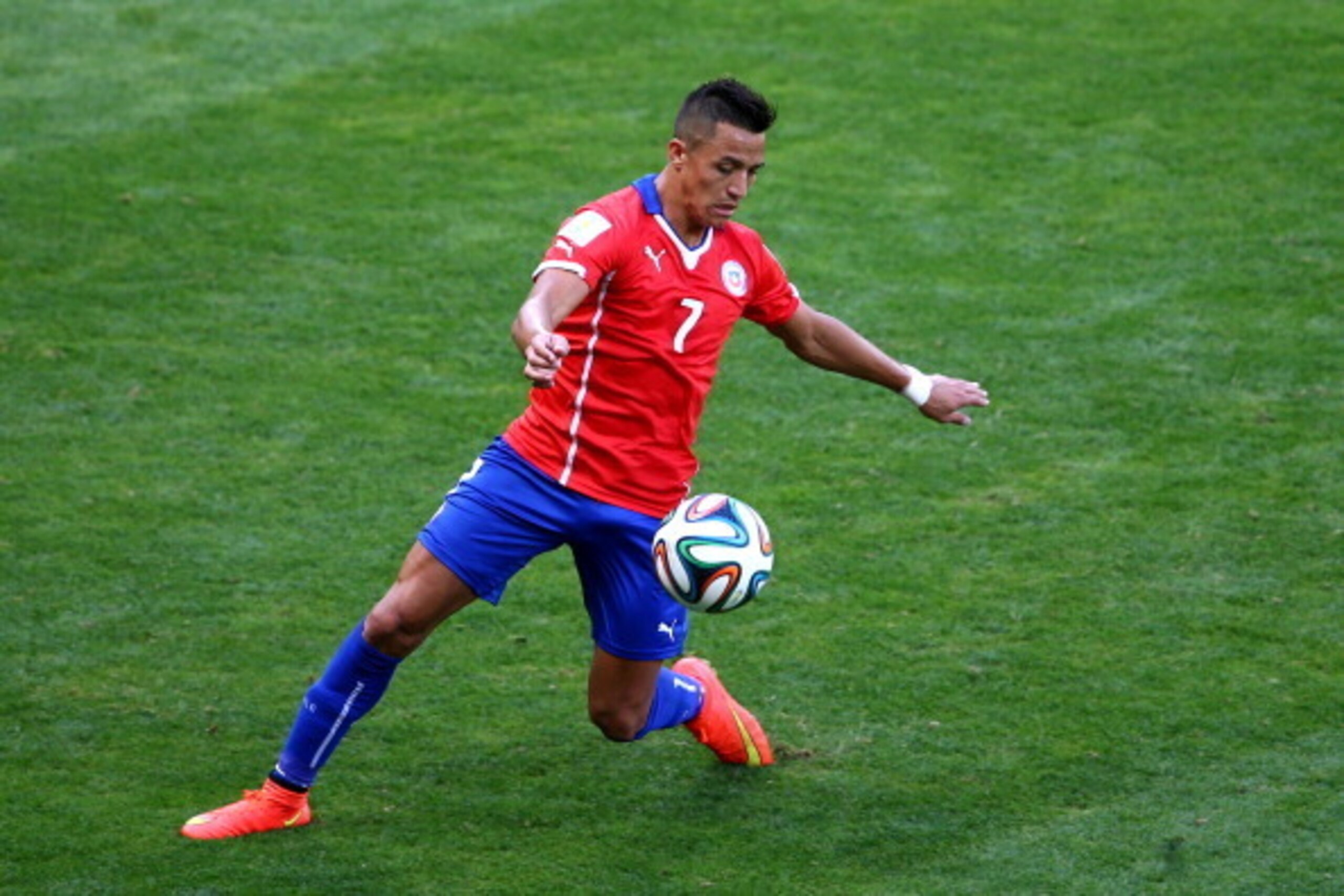 BELO HORIZONTE, BRAZIL - JUNE 28: Alexis Sanchez of Chile controls the ball during the 2014 FIFA World Cup Brazil round of 16 match between Brazil and Chile at Estadio Mineirao on June 28, 2014 in Belo Horizonte, Brazil. (Photo by Ian Walton/Getty Image BELO HORIZONTE, BRAZIL - JUNE 28: Alexis Sanchez of Chile controls the ball during the 2014 FIFA World Cup Brazil round of 16 match between Brazil and Chile at Estadio Mineirao on June 28, 2014 in Belo Horizonte, Brazil. (Photo by Ian Walton/Getty Image