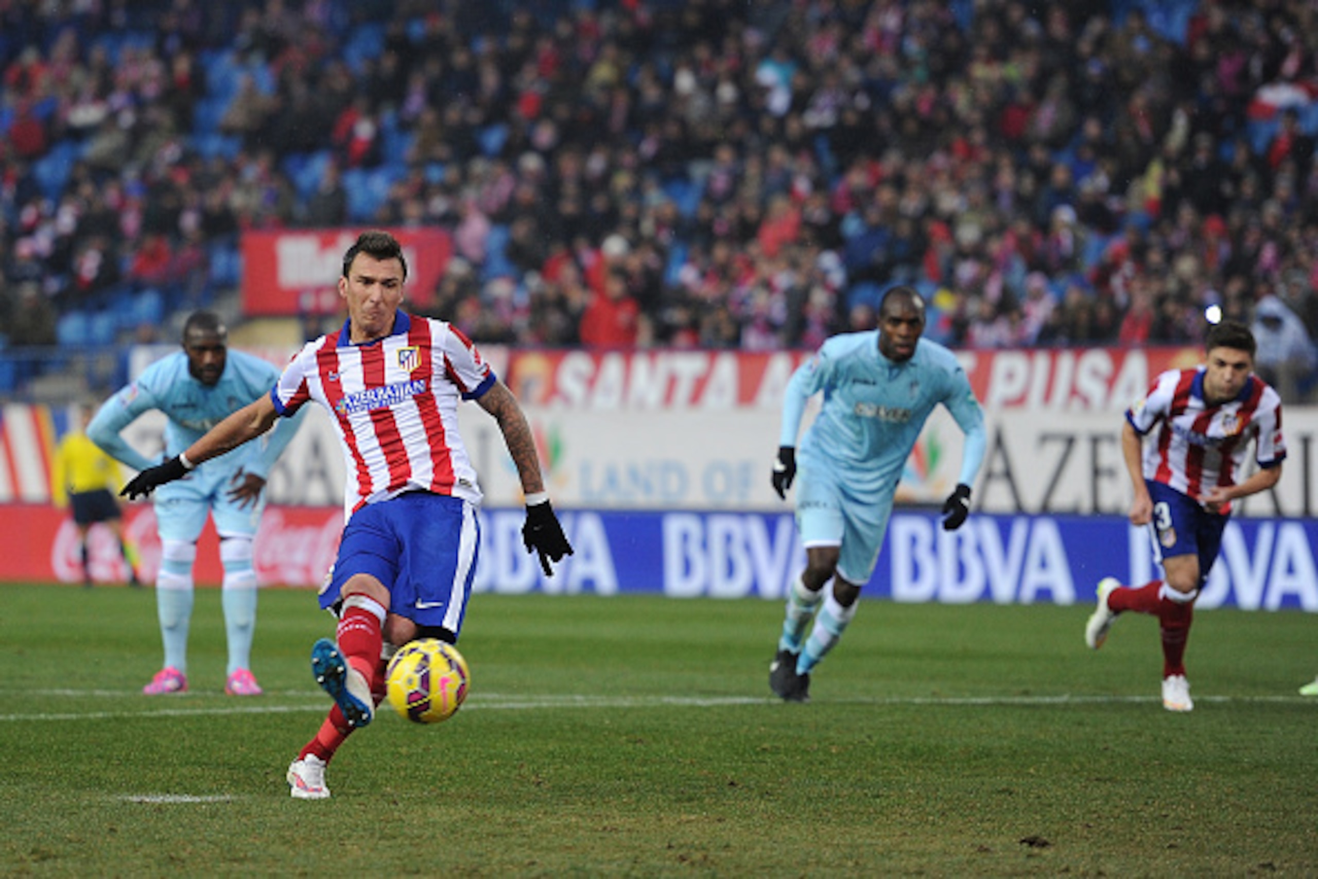 MADRID, SPAIN - JANUARY 18:  Mario Mandzukic of Club Atletico de Madrid scores from the penalty spot during the La Liga match between Club Atletico de Madrid and Granada CF  at Vicente Calderon Stadium on January 18, 2015 in Madrid, Spain.  (Photo by Deni