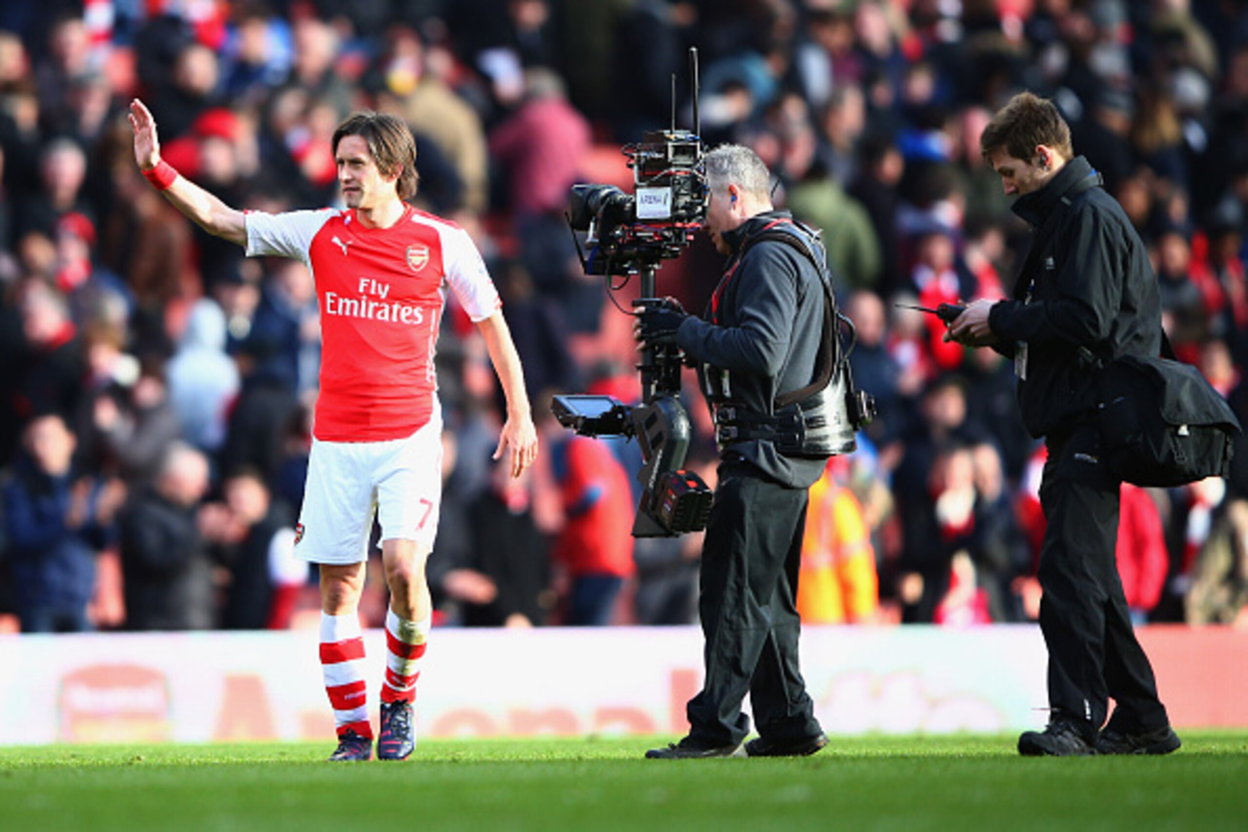 LONDON, ENGLAND - MARCH 01:  Tomas Rosicky of Arsenal waves to the crowd after the Barclays Premier League match between Arsenal and Everton at Emirates Stadium on March 1, 2015 in London, England.  (Photo by Ian Walton/Getty Images)