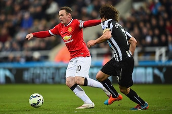 NEWCASTLE UPON TYNE, ENGLAND - MARCH 04:  Fabricio Coloccini of Newcastle United closes down Wayne Rooney of Manchester United during the Barclays Premier League match between Newcastle United and Manchester United at St James' Park on March 4, 2015 in Ne