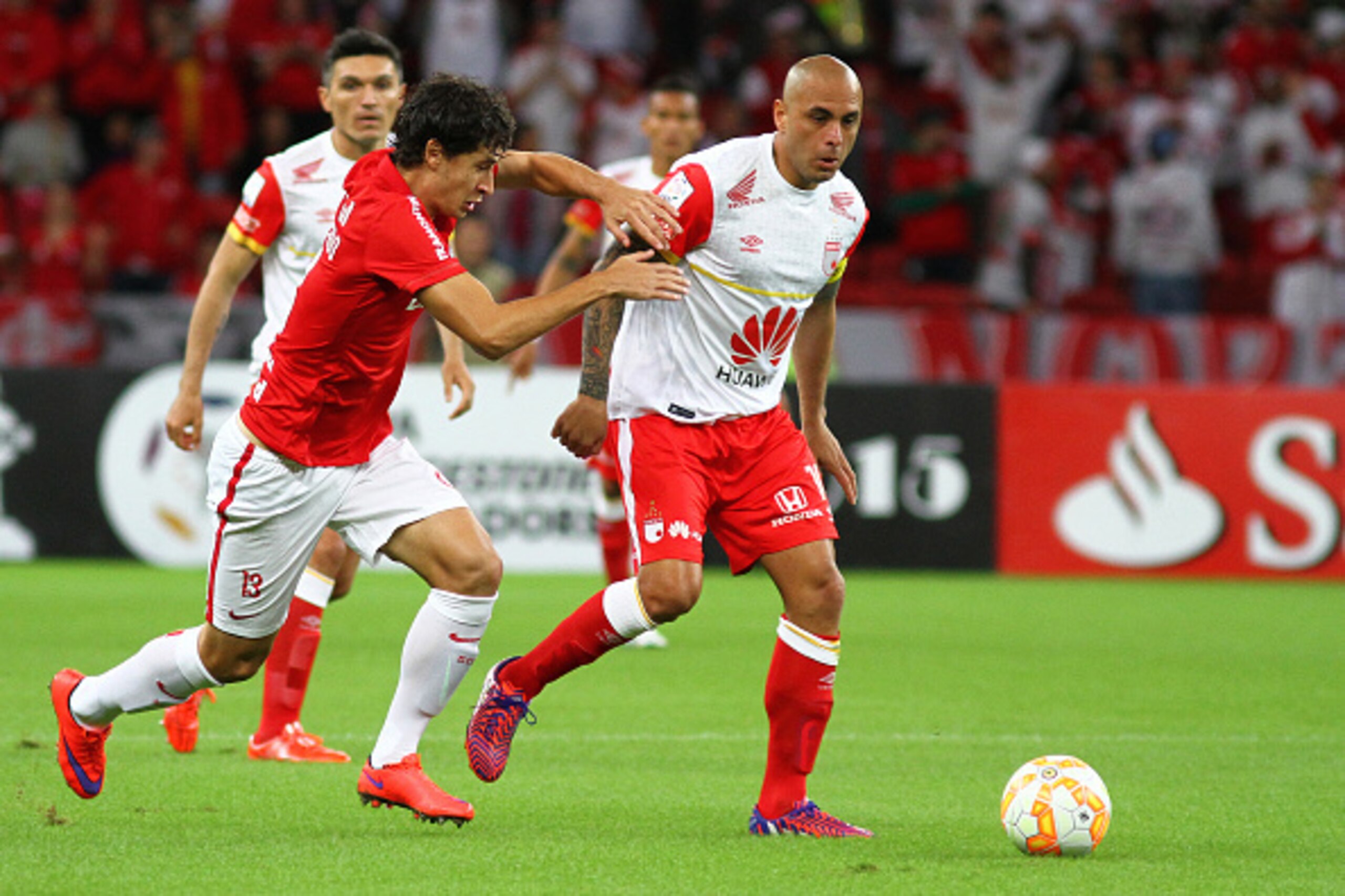 PORTO ALEGRE, BRAZIL - MAY 27: Rodrigo Dourado of Internacional battles fot the ball against Omar Perez of Independiente Santa Fe during the match between Internacional and Independiente Santa Fe as part of Copa Bridgestone Libertadores 2015 Quarter-Final
