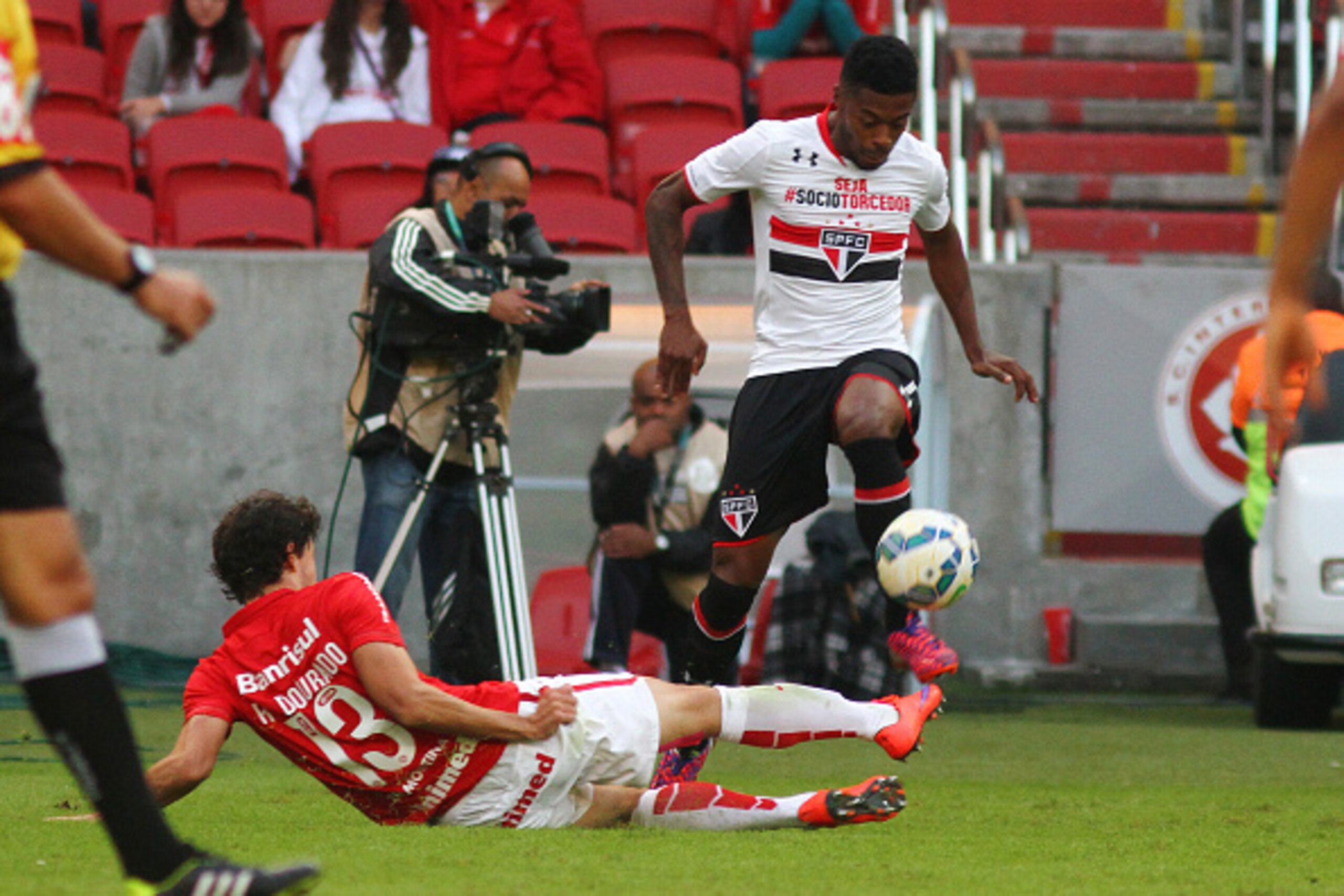 PORTO ALEGRE, BRAZIL - MAY 31: Rodrigo Dourado of Internacional battles for the ball against Michel Bastos of Sao Paulo during match between Internacional and Sao Paulo as part of Brasileirao Series A 2015, at Estadio Beira-Rio on May 31, 2015, in Porto A