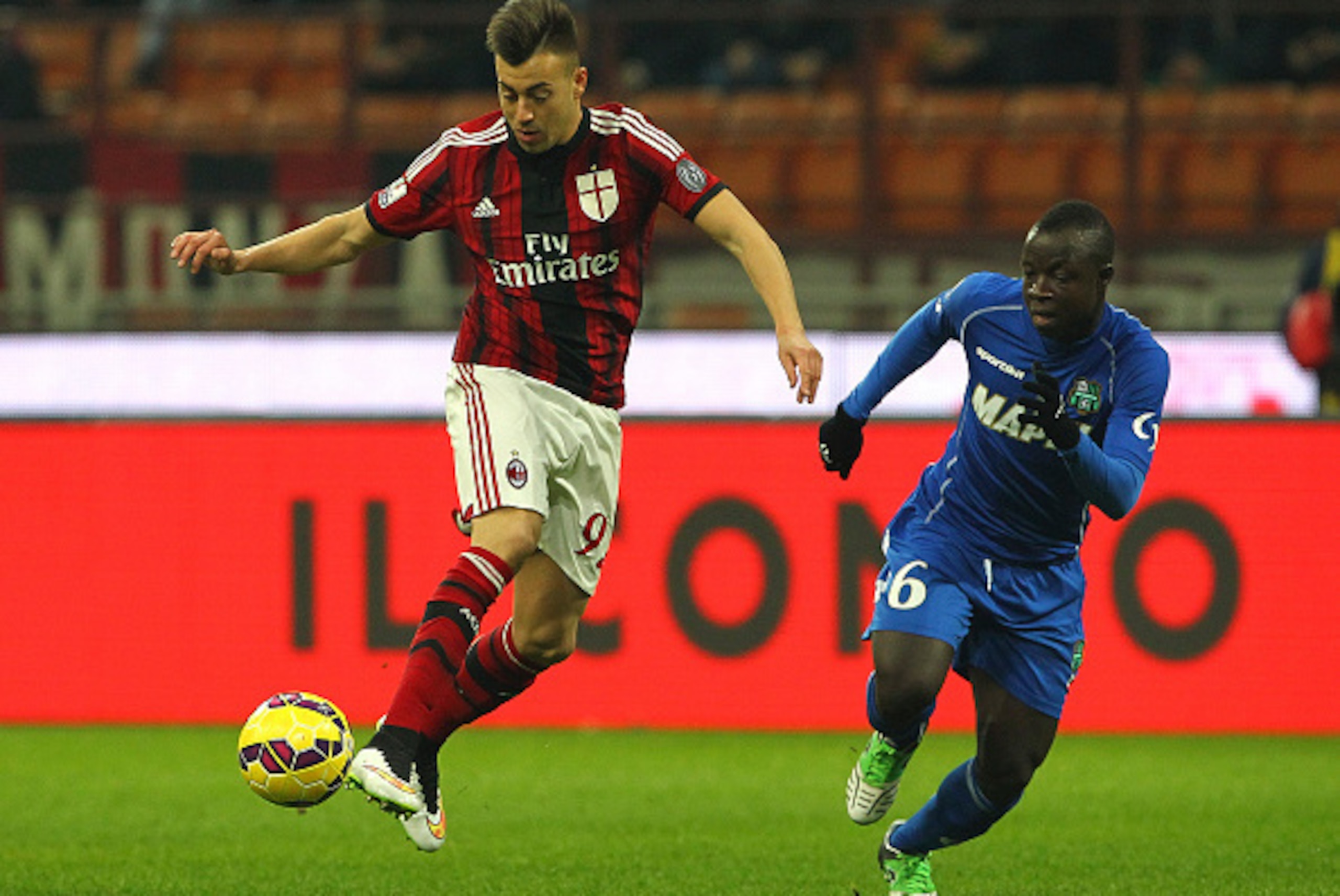 MILAN, ITALY - JANUARY 13:  Stephan El Shaarawy (L) of AC Milan in action during the TIM Cup match between AC Milan and US Sassuolo Calcio at Stadio Giuseppe Meazza on January 13, 2015 in Milan, Italy.  (Photo by Marco Luzzani/Getty Images)