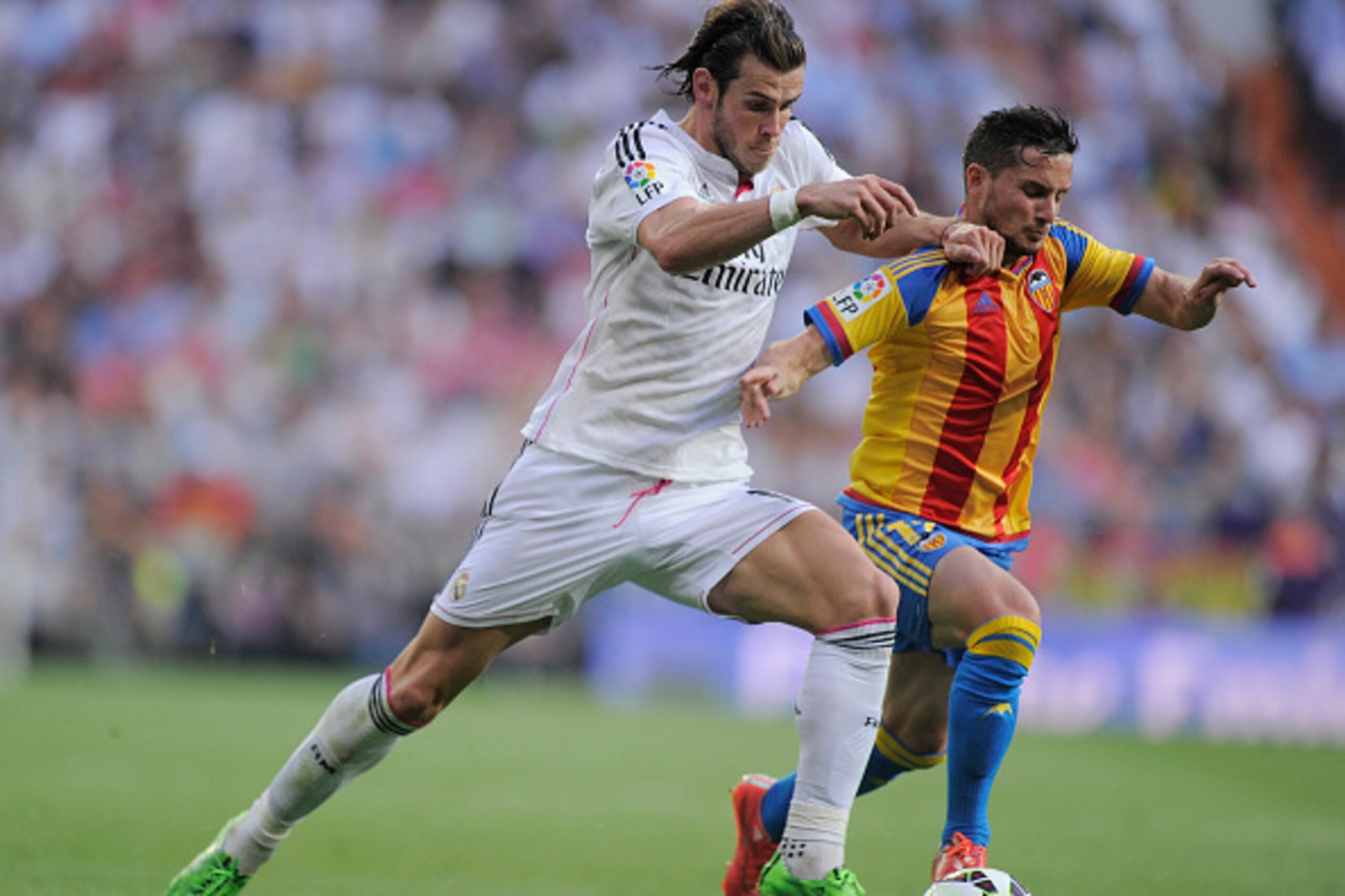 MADRID, SPAIN - MAY 09:  Gareth Bale of Real Madrid CF battles for the ball against Pablo Piatti of Valencia CF  during the La Liga match between Real Madrid CF and Valencia CF at Estadio Santiago Bernabeu on May 9, 2015 in Madrid, Spain.  (Photo by Denis