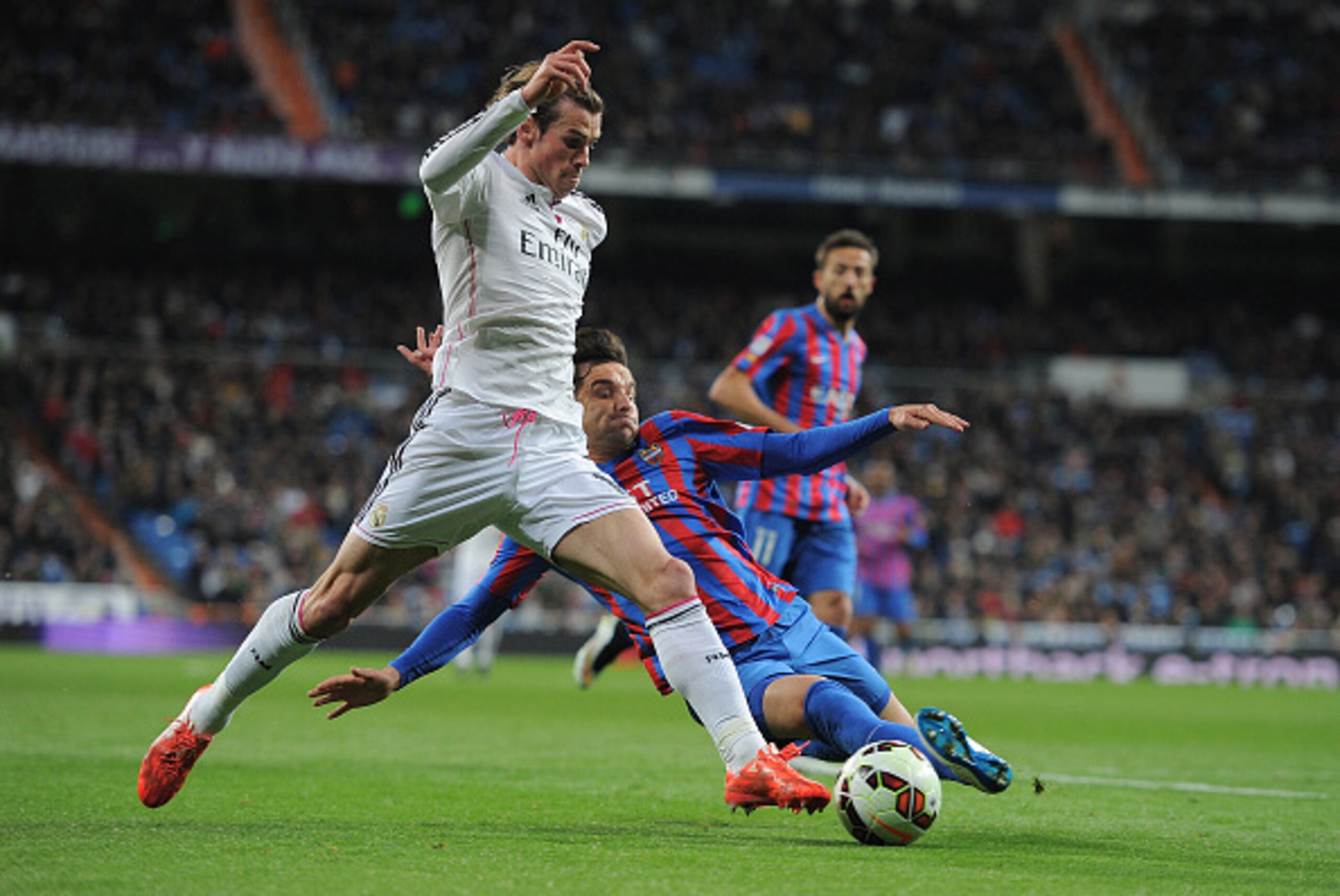 MADRID, SPAIN - MARCH 15:  Gareth Bale of Real Madrid tries to get past Tono Garcia of Levante UD during the La Liga match between Real Madrid CF and Levante UD at Estadio Santiago Bernabeu on March 15, 2015 in Madrid, Spain.  (Photo by Denis Doyle/Getty 