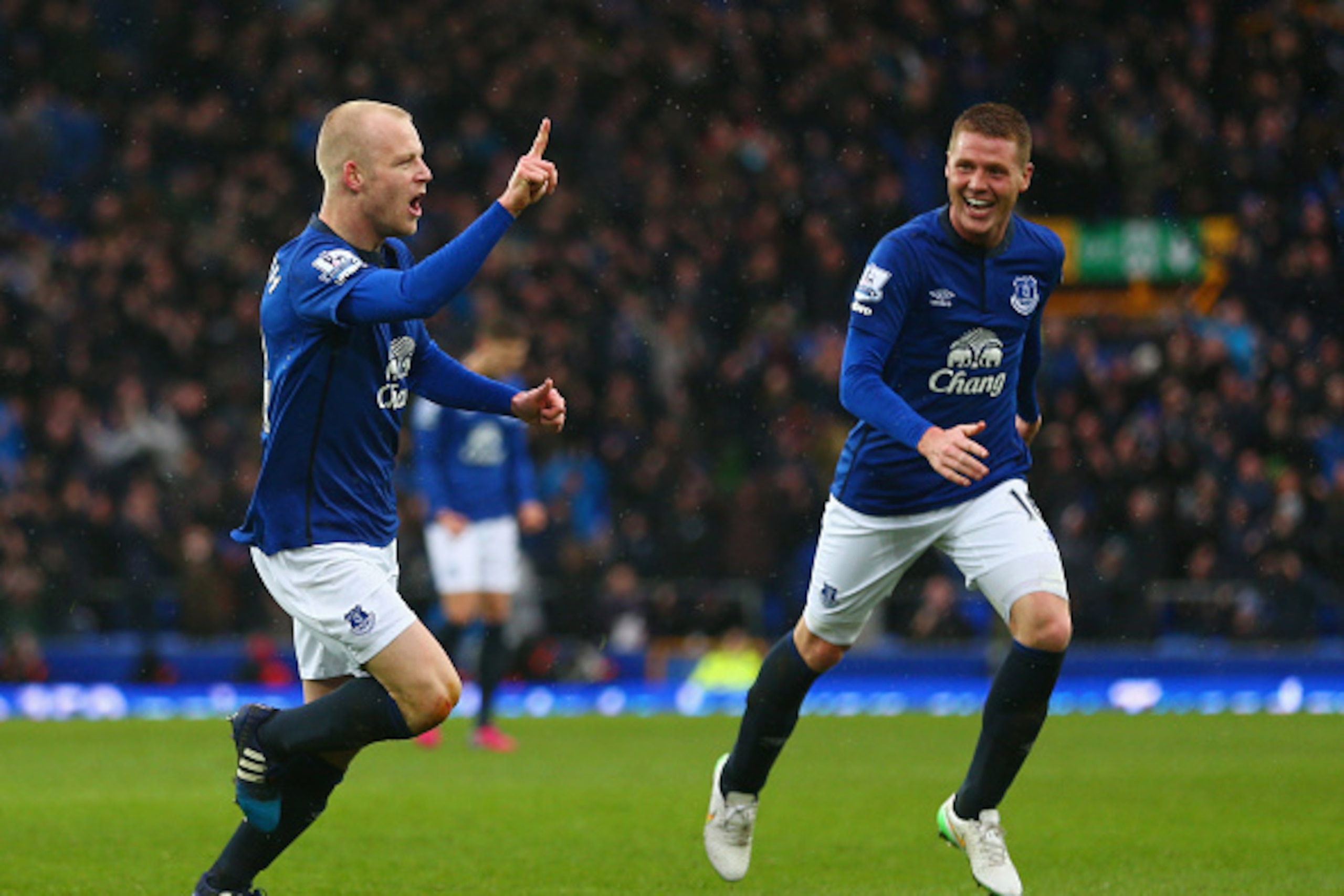 LIVERPOOL, ENGLAND - FEBRUARY 22:  Steven Naismith of Everton (L) celelbrates with James McCarthy (R) as he scores their first goal during the Barclays Premier League match between Everton and Leicester City at Goodison Park on February 22, 2015 in Liverp