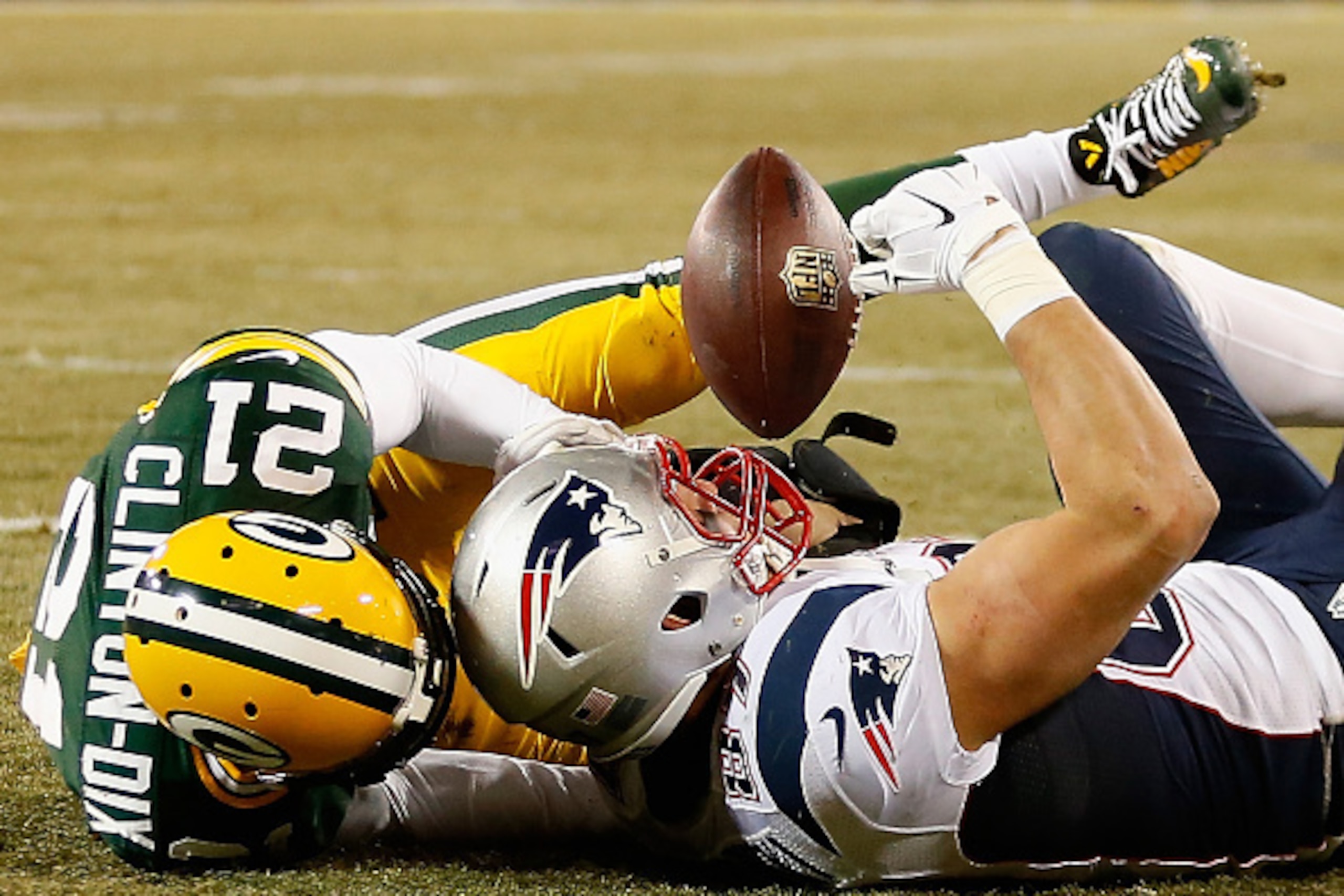 GREEN BAY, WI - NOVEMBER 30:  Tight end Rob Gronkowski #87 of the New England Patriots is unable to catch the football in the endzone defended by free safety Ha Ha Clinton-Dix #21 of the Green Bay Packers during the fourth quarter of the NFL game at Lambe