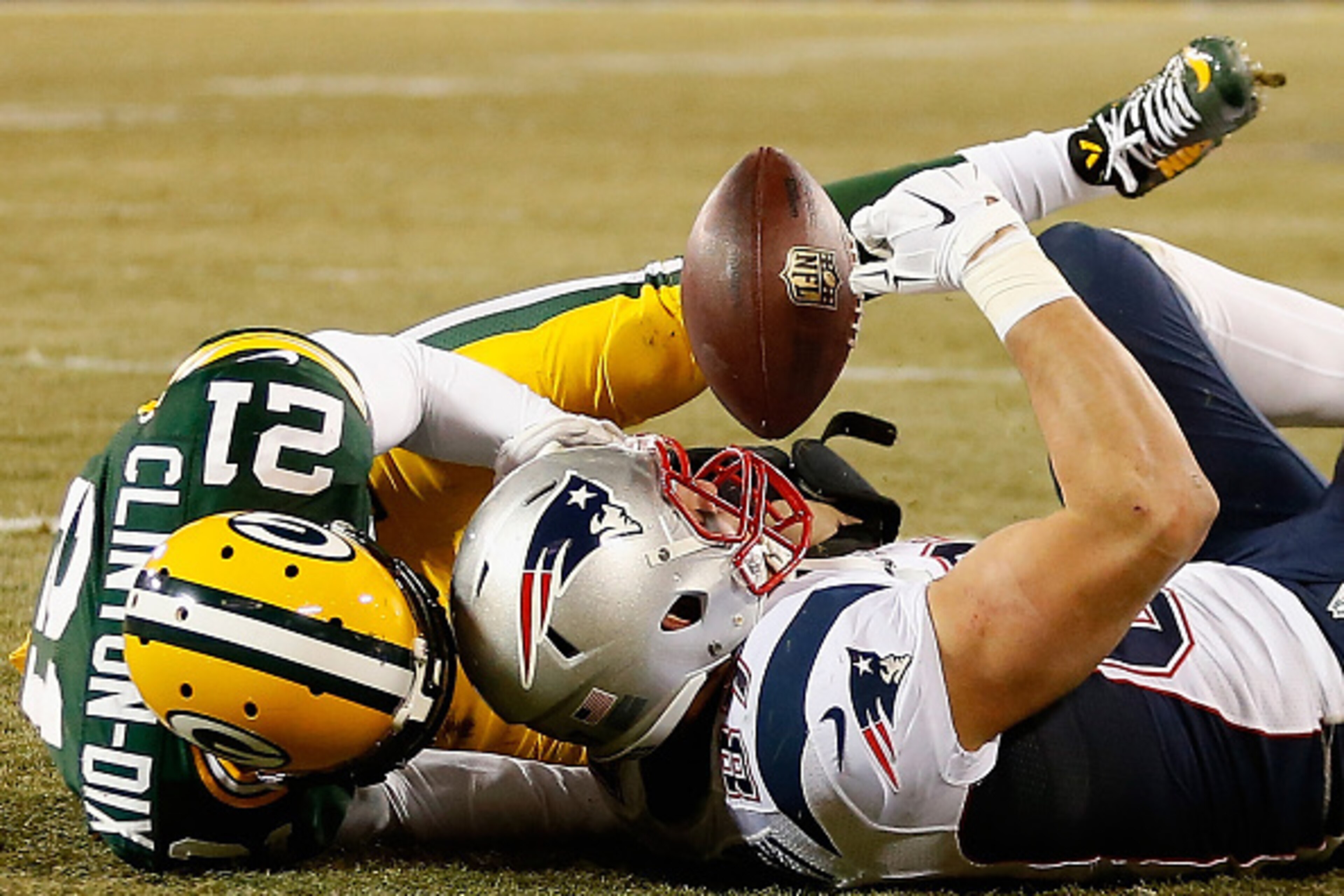 GREEN BAY, WI - NOVEMBER 30:  Tight end Rob Gronkowski #87 of the New England Patriots is unable to catch the football in the endzone defended by free safety Ha Ha Clinton-Dix #21 of the Green Bay Packers during the fourth quarter of the NFL game at Lambe