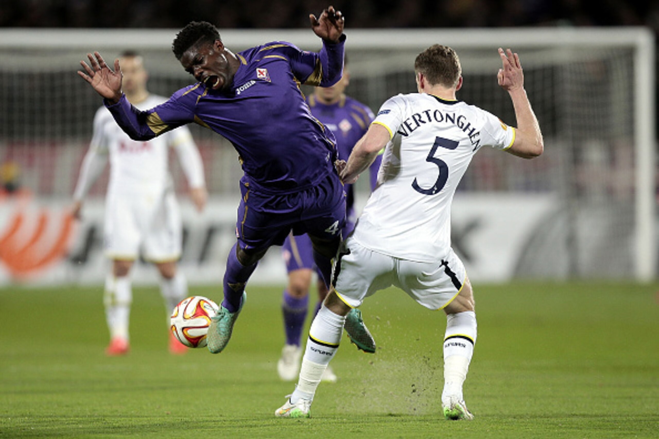 FLORENCE, ITALY - FEBRUARY 26: Micah Richards of ACF Fiorentina  battles for the ball with Jan Vertonghen of Tottenham Hotspur FC during the UEFA Europa League Round of 32 match between  ACF Fiorentina and Tottenham Hotspur FC at Artemio Franchi stadium o