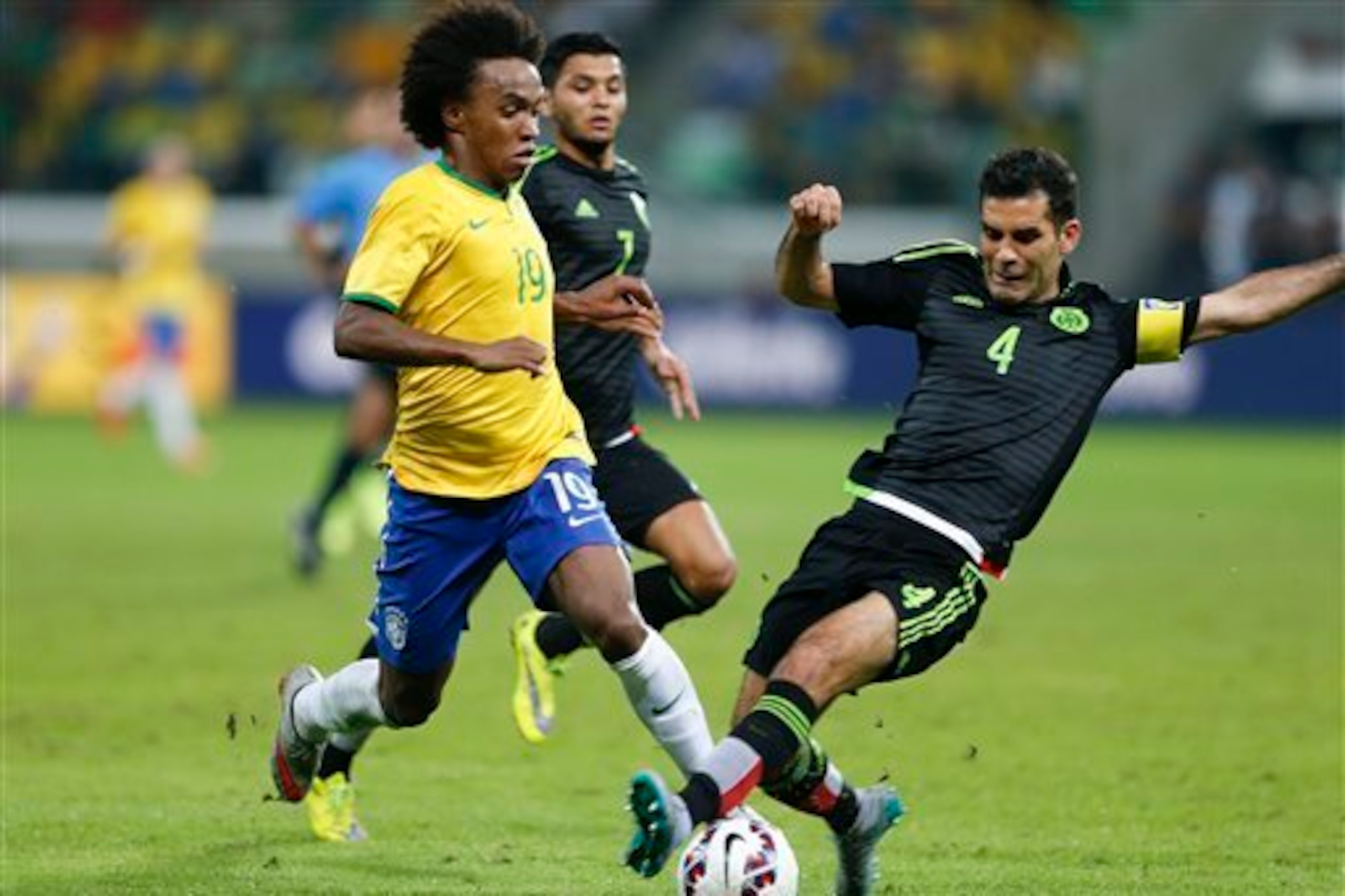 Willian is given more freedom thanks to the team's defensive solidity.