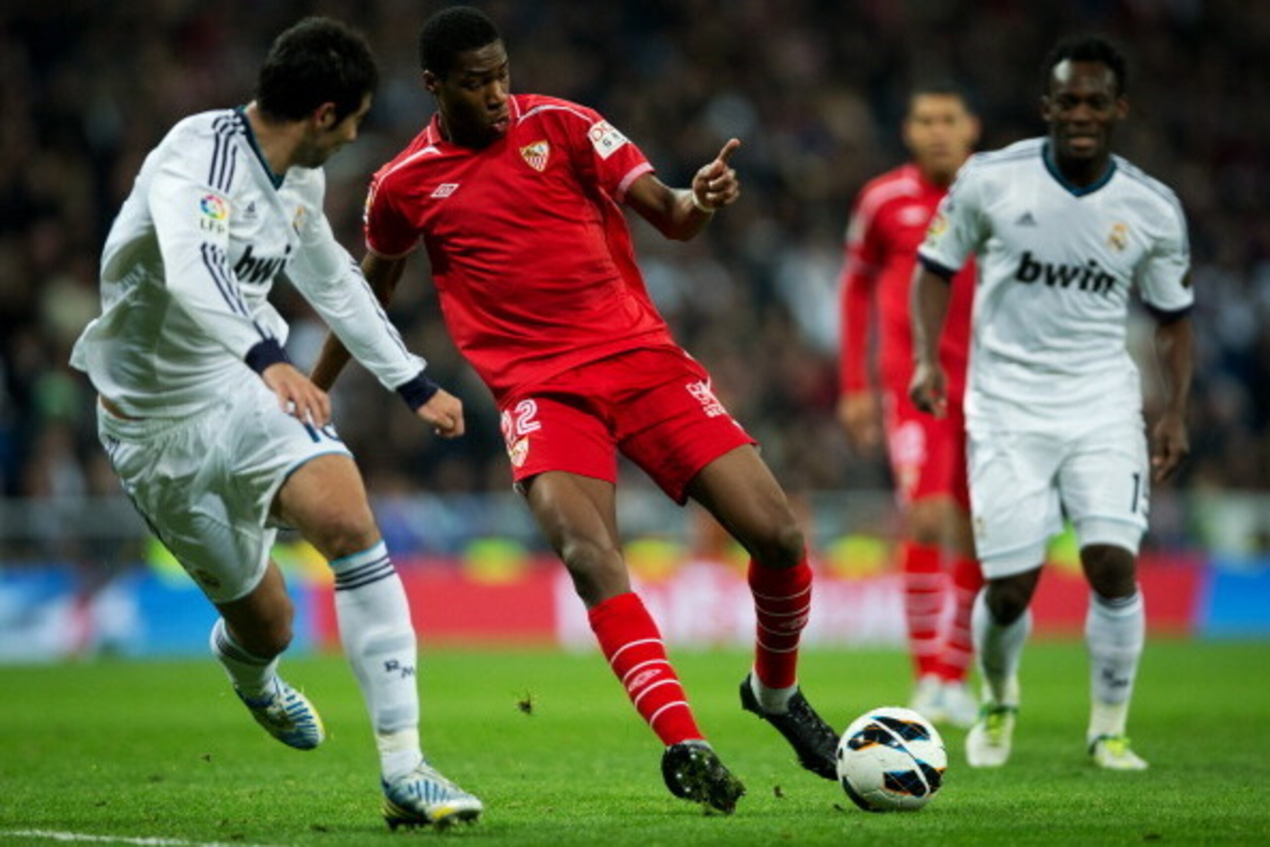 MADRID, SPAIN - FEBRUARY 09:  Geoffrey Kondogbia (C) of Sevilla controls the ball during the la Liga match between Real Madrid CF and Sevilla FC at Estadio Santiago Bernabeu on February 9, 2013 in Madrid, Spain.  (Photo by Jasper Juinen/Getty Images)
