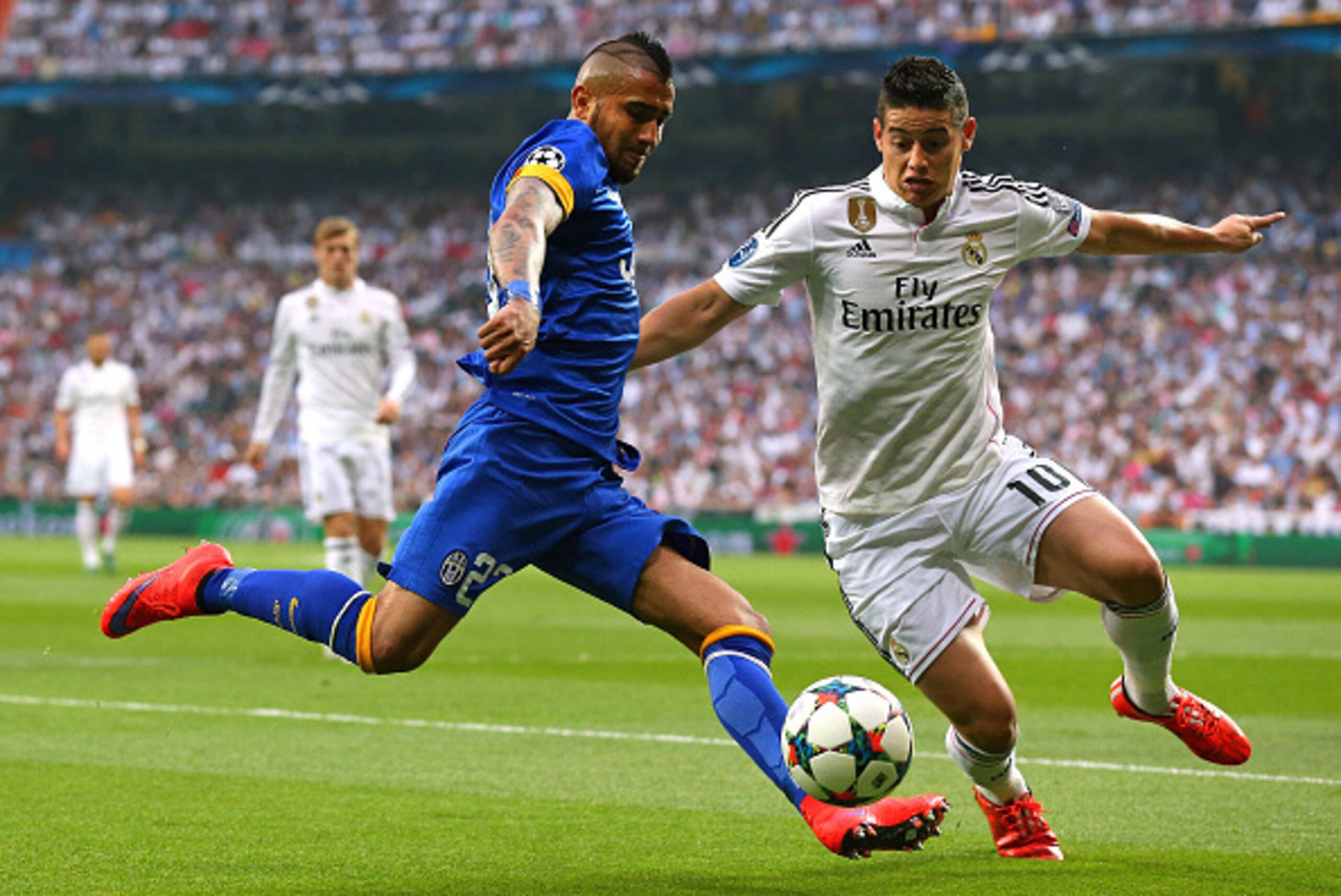 MADRID, SPAIN - MAY 13:  Arturo Vidal of Juventus is challenged by James Rodriguez of Real Madrid CF  during the UEFA Champions League Semi Final second leg match between Real Madrid CF and Juventus at Estadio Santiago Bernabeu on May 13, 2015 in Madrid, 