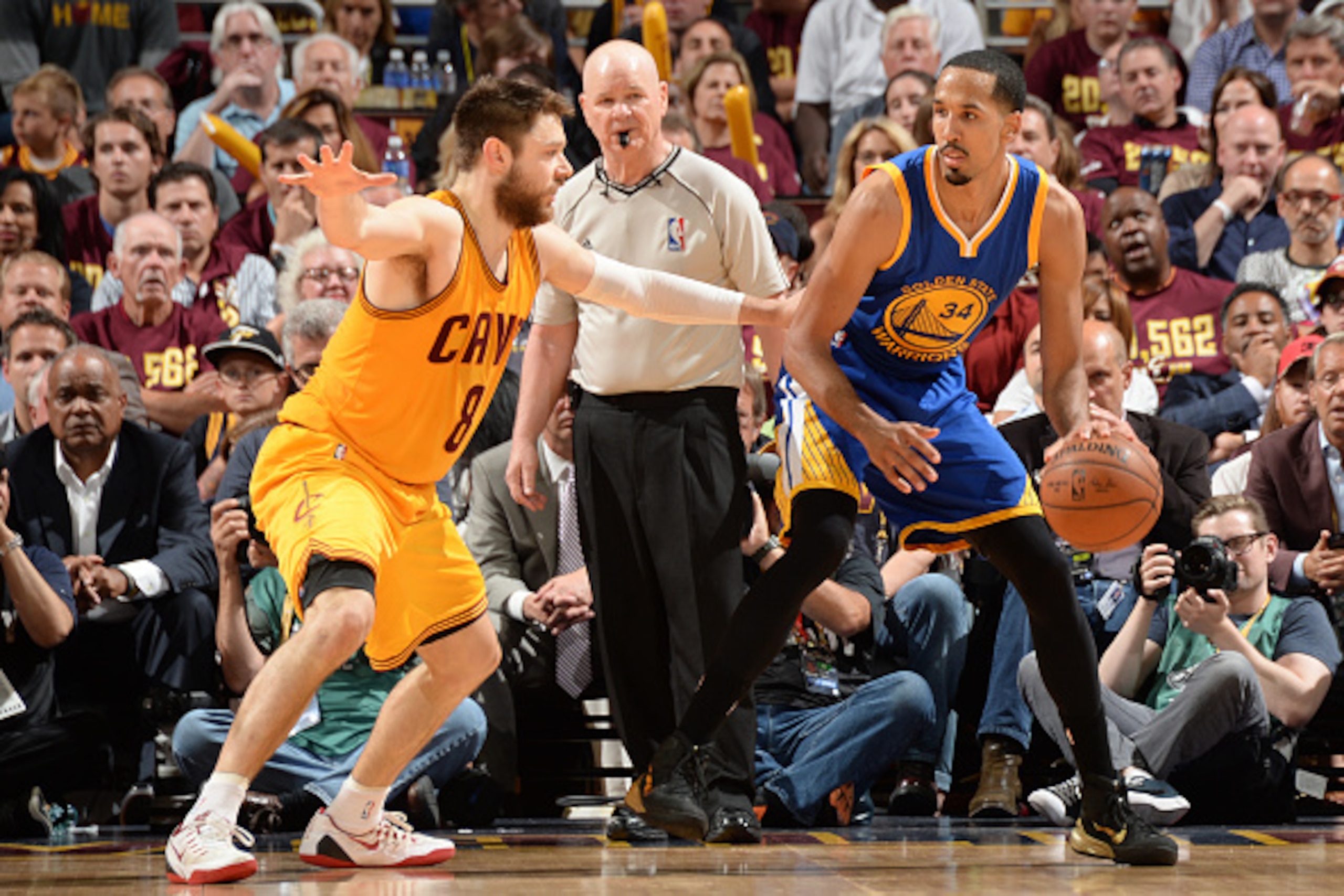 CLEVELAND, OH - JUNE 11: Matthew Dellavedova #8 of the Cleveland Cavaliers guards Shaun Livingston #34 of the Golden State Warriors during Game Four of the 2015 NBA Finals at The Quicken Loans Arena on June 11, 2015 in Cleveland, Ohio. NOTE TO USER: User 