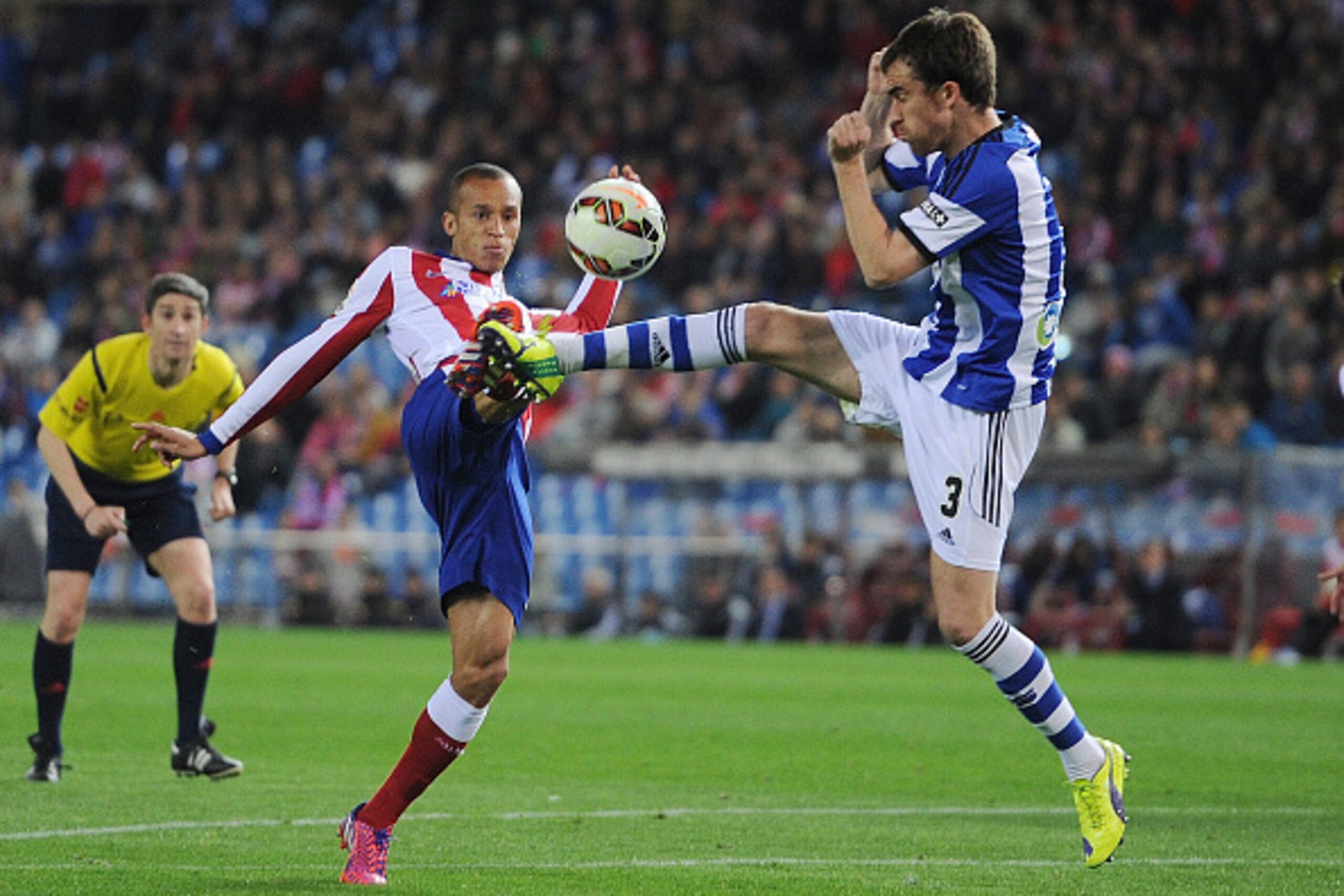 MADRID, SPAIN - APRIL 07:  Joao Miranda of Club Atletico de Madrid battles for the ball Mikel Gonzalez  of Real Sociedad during the La Liga match between Club Atletico de Madrid and Real Sociedad at Vicente Calderon Stadium on April 7, 2015 in Madrid, Spa