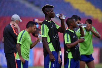 BERLIN, GERMANY - JUNE 05:  Paul Pogba of Juventus drinks water with team mates during a Juventus training session on the eve of the UEFA Champions League Final match against FC Barcelona at Olympiastadion on June 5, 2015 in Berlin, Germany.  (Photo by Ma