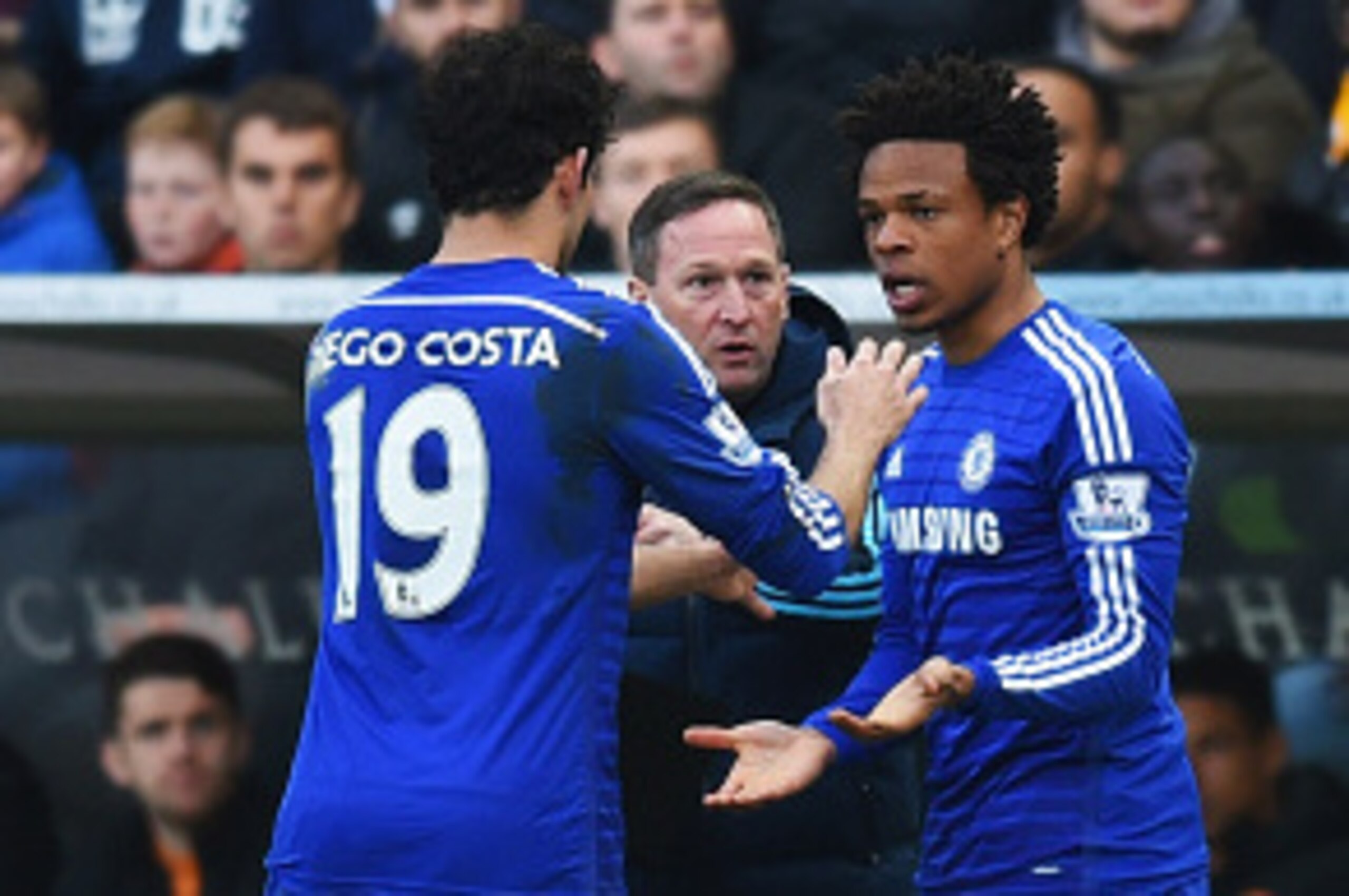 HULL, ENGLAND - MARCH 22:  Diego Costa of Chelsea shakes hands with Loic Remy (18) as he is substituted during the Barclays Premier League match between Hull City and Chelsea at KC Stadium on March 22, 2015 in Hull, England.  (Photo by Michael Regan/Getty