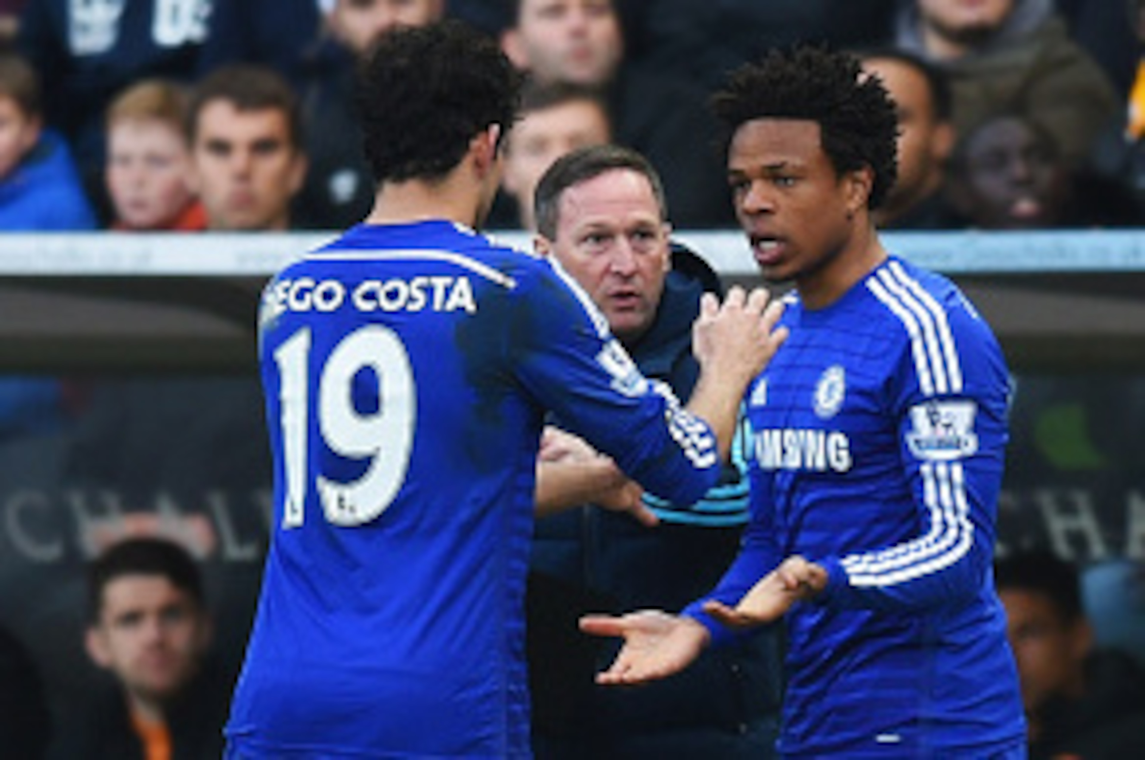 HULL, ENGLAND - MARCH 22:  Diego Costa of Chelsea shakes hands with Loic Remy (18) as he is substituted during the Barclays Premier League match between Hull City and Chelsea at KC Stadium on March 22, 2015 in Hull, England.  (Photo by Michael Regan/Getty