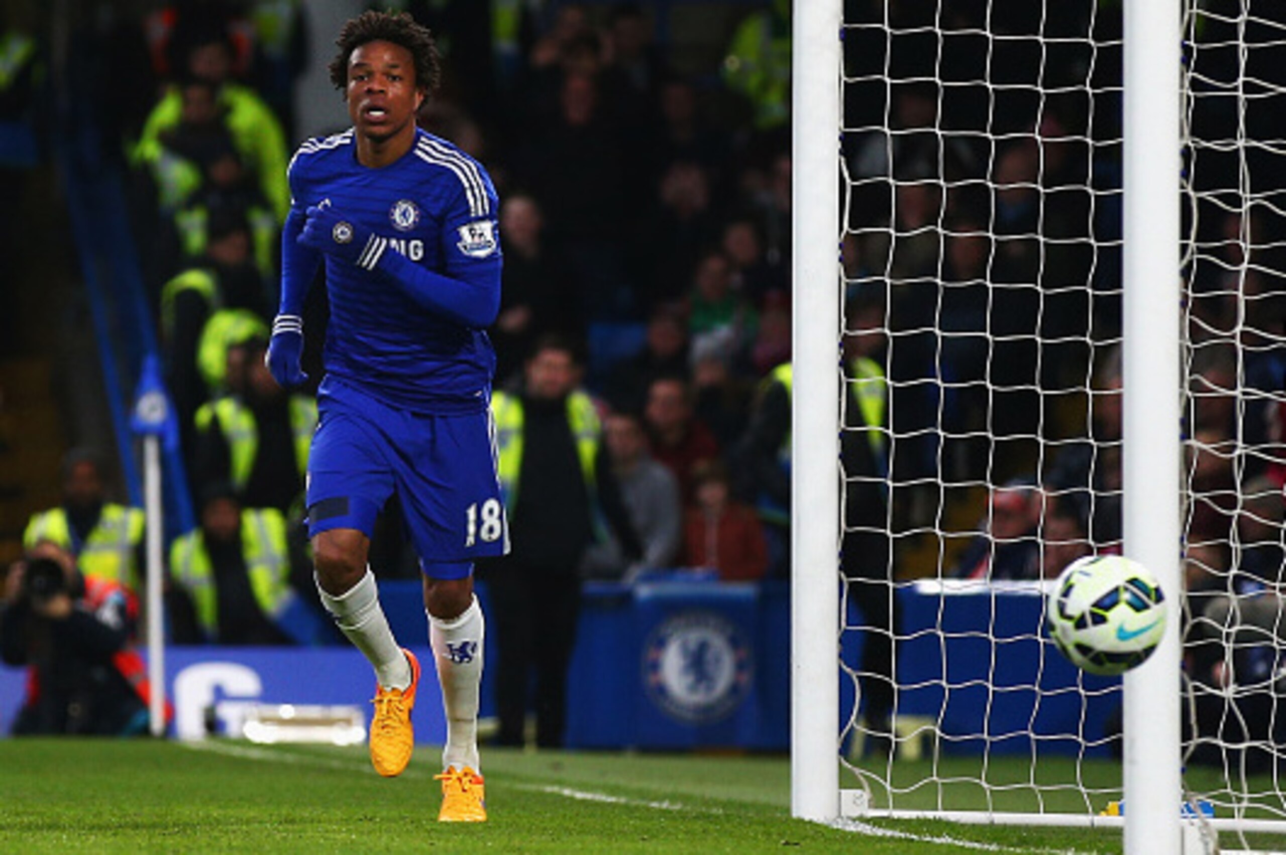 LONDON, ENGLAND - APRIL 04: Loic Remy of Chelsea scores his team's second goal during the Barclays Premier League match between Chelsea and Stoke City at Stamford Bridge on April 4, 2015 in London, England.  (Photo by Ian Walton/Getty Images)