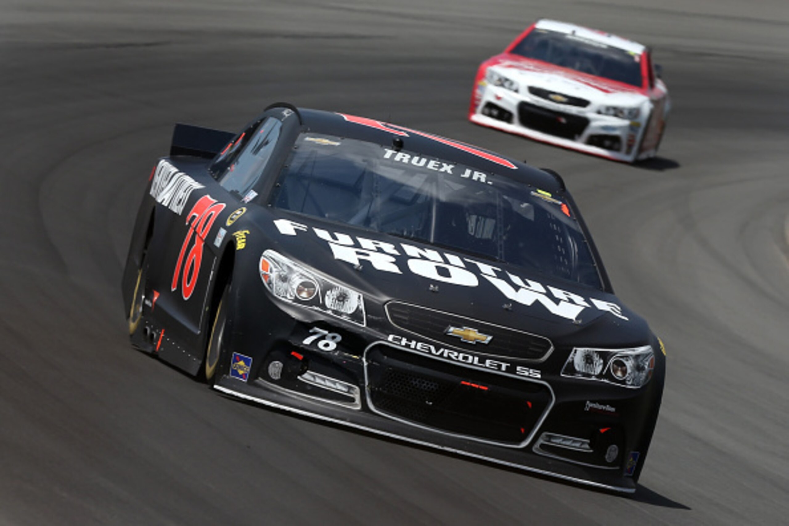 LONG POND, PA - JUNE 07:  Martin Truex Jr., driver of the #78 Furniture Row/Visser Precision Chevrolet, leads Kevin Harvick, driver of the #4 Budweiser/Jimmy John's Chevrolet, during the NASCAR Sprint Cup Series Axalta 'We Paint Winners' 400 at Pocono Rac
