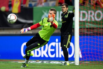 LEON, SPAIN - JUNE 11: Goalkeeper Iker Casillas (L) of Spain looks to his teammate goalkeeper David de Gea (L) during their warming up prior to start the international friendly match between Spain and Costa Rica at Reino de Leon Stadium on June 11, 2015 i