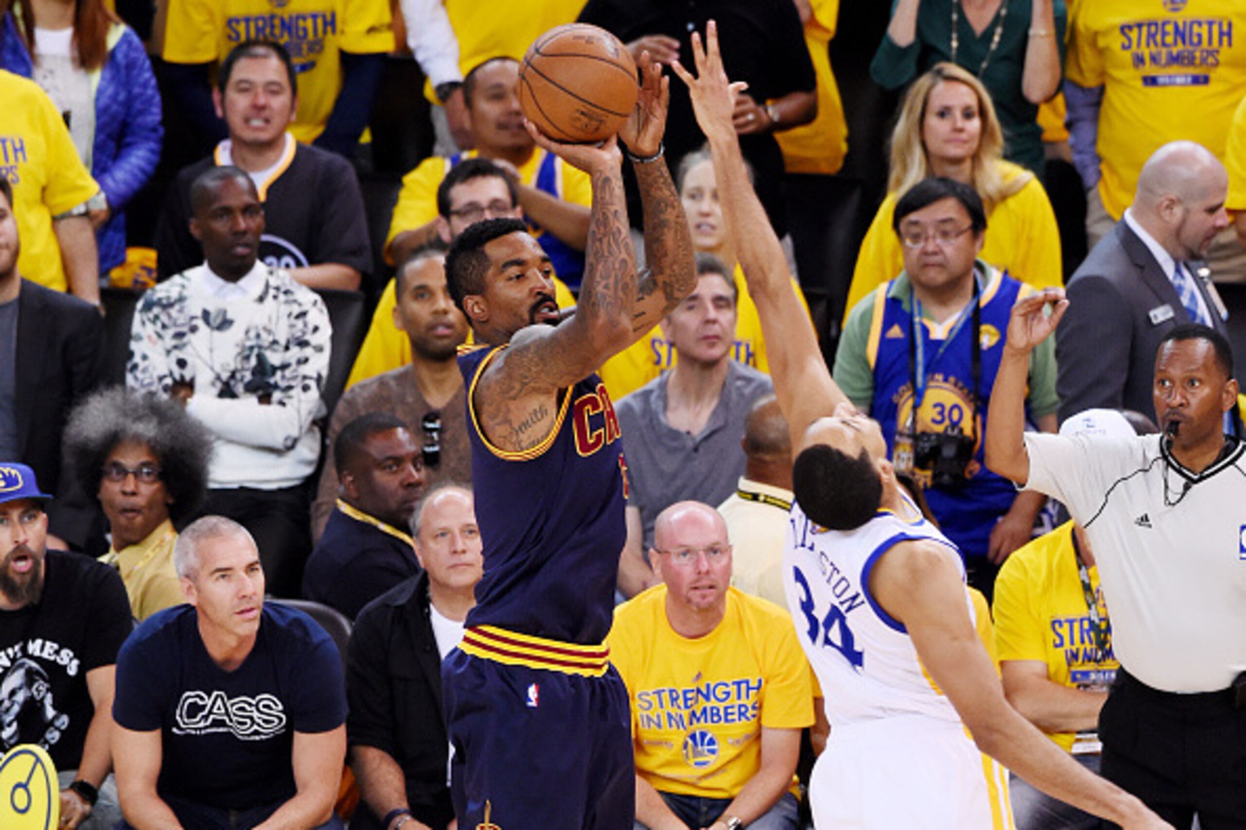 OAKLAND, CA - JUNE 14:  J.R. Smith #5 of the Cleveland Cavaliers shoots against Shaun Livingston #34 of the Golden State Warriors in the second quarter during Game Five of the 2015 NBA Finals at ORACLE Arena on June 14, 2015 in Oakland, California. NOTE T