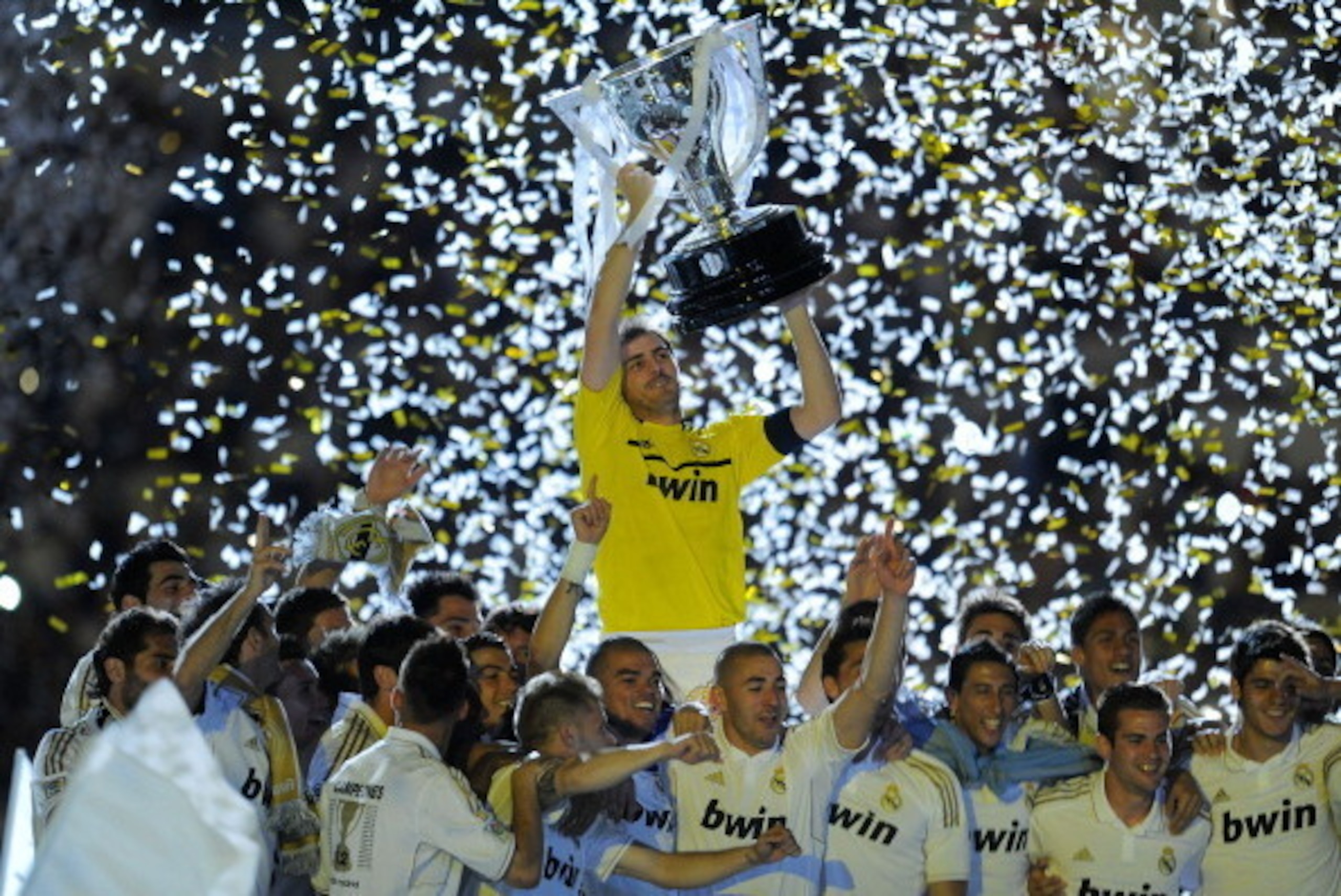 MADRID, SPAIN - MAY 13:  Iker Casillas of Real Madrid CF holds up the La Liga trophy as he celebrates with team-mates after the La Liga match between Real Madrid CF and RCD Mallorca at Estadio Santiago Bernabeu on May 13, 2012 in Madrid, Spain.  (Photo by
