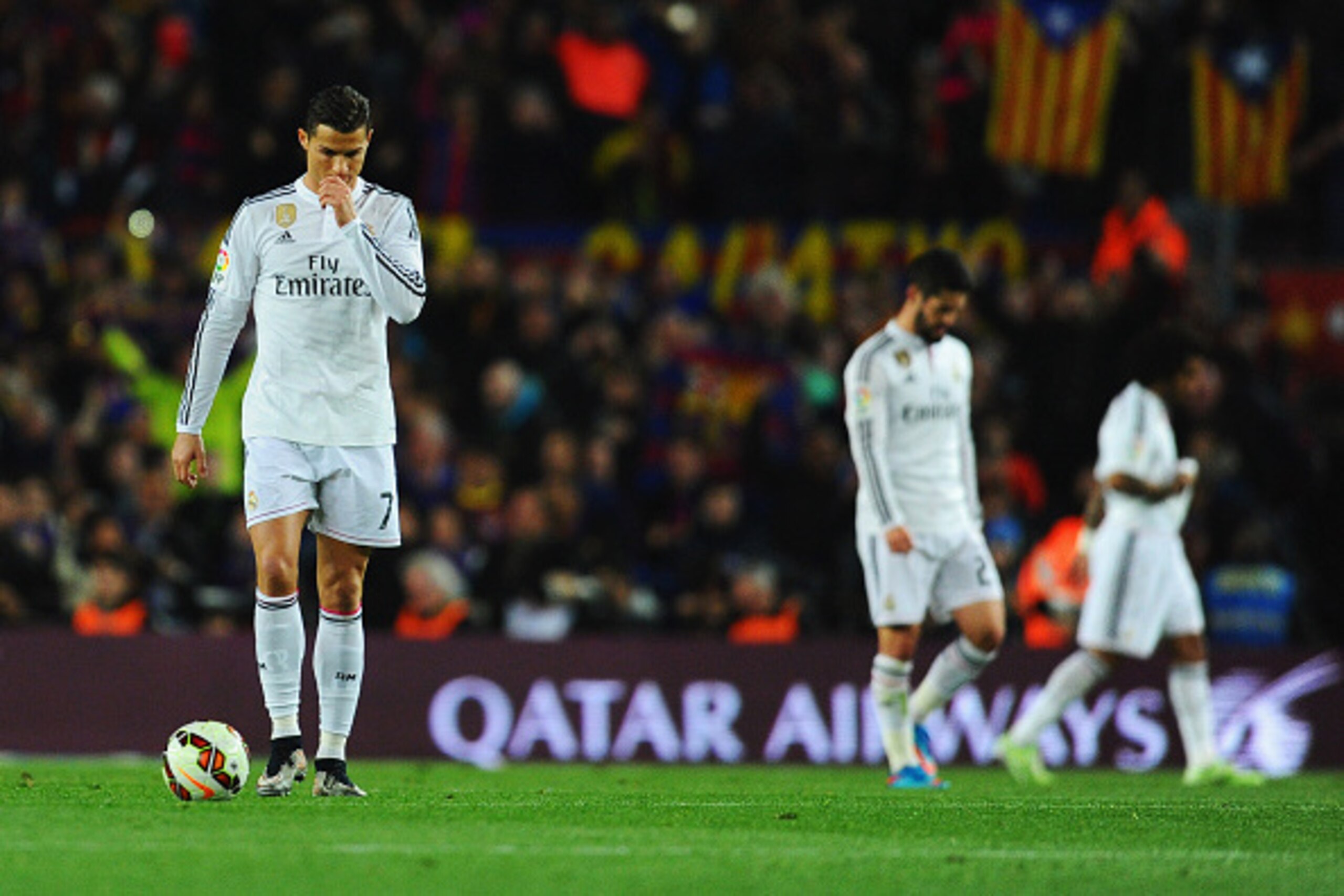 BARCELONA, SPAIN - MARCH 22:  Cristiano Ronaldo of Real Madrid CF (L) looks dejected during the La Liga match between FC Barcelona and Real Madrid CF at Camp Nou on March 22, 2015 in Barcelona, Spain.  (Photo by David Ramos/Getty Images)