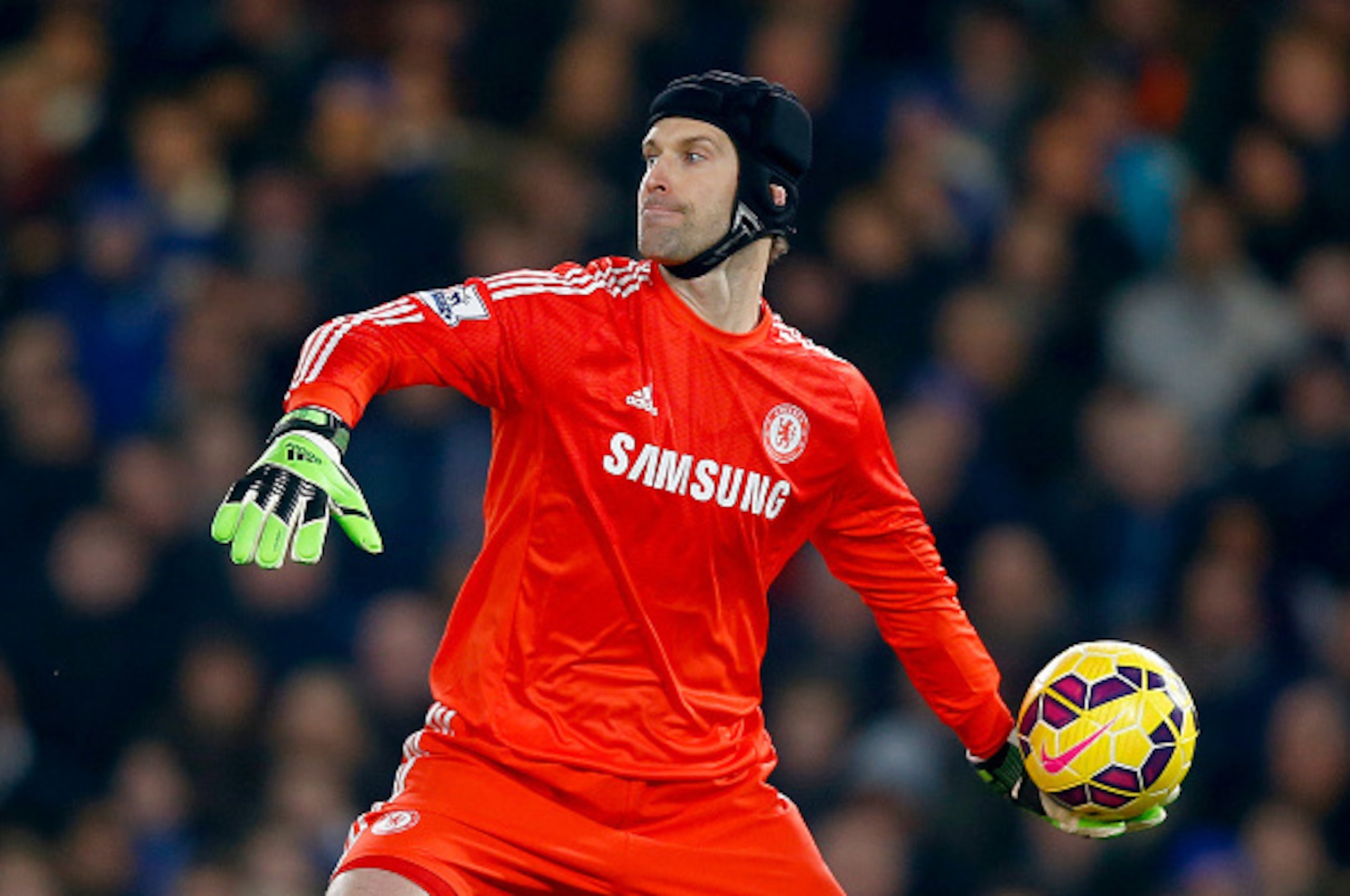 LONDON, ENGLAND - FEBRUARY 11:  Petr Cech of Chelsea during the Barclays Premier League match between Chelsea and Everton at Stamford Bridge on February 11, 2015 in London, England  (Photo by Clive Rose/Getty Images)