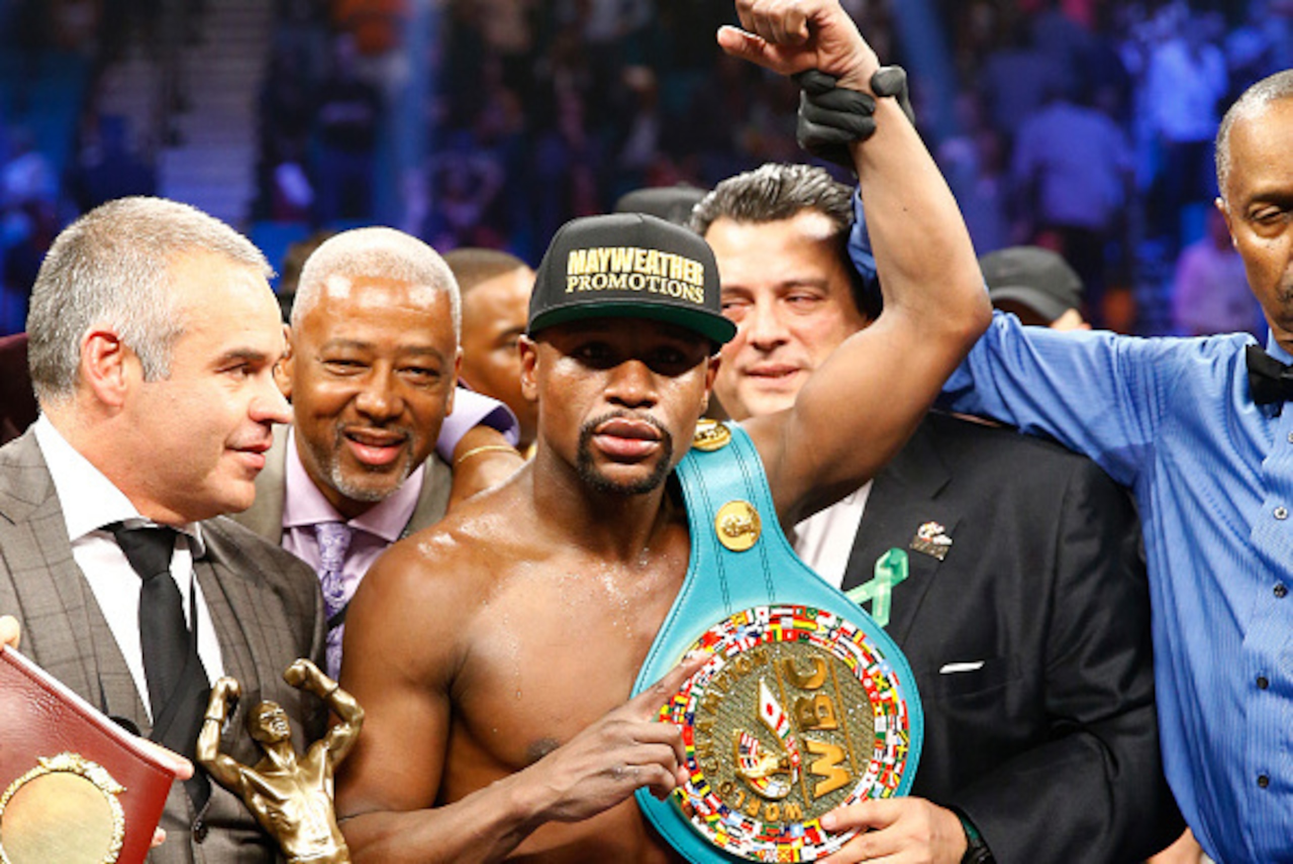 LAS VEGAS, NV - MAY 02: Floyd Mayweather Jr. celebrates the unanimous decision victory during the welterweight unification championship bout on May 2, 2015 at MGM Grand Garden Arena in Las Vegas, Nevada. (Photo by Al Bello/Getty Images) LAS VEGAS, NV - MAY 02: Floyd Mayweather Jr. celebrates the unanimous decision victory during the welterweight unification championship bout on May 2, 2015 at MGM Grand Garden Arena in Las Vegas, Nevada. (Photo by Al Bello/Getty Images)