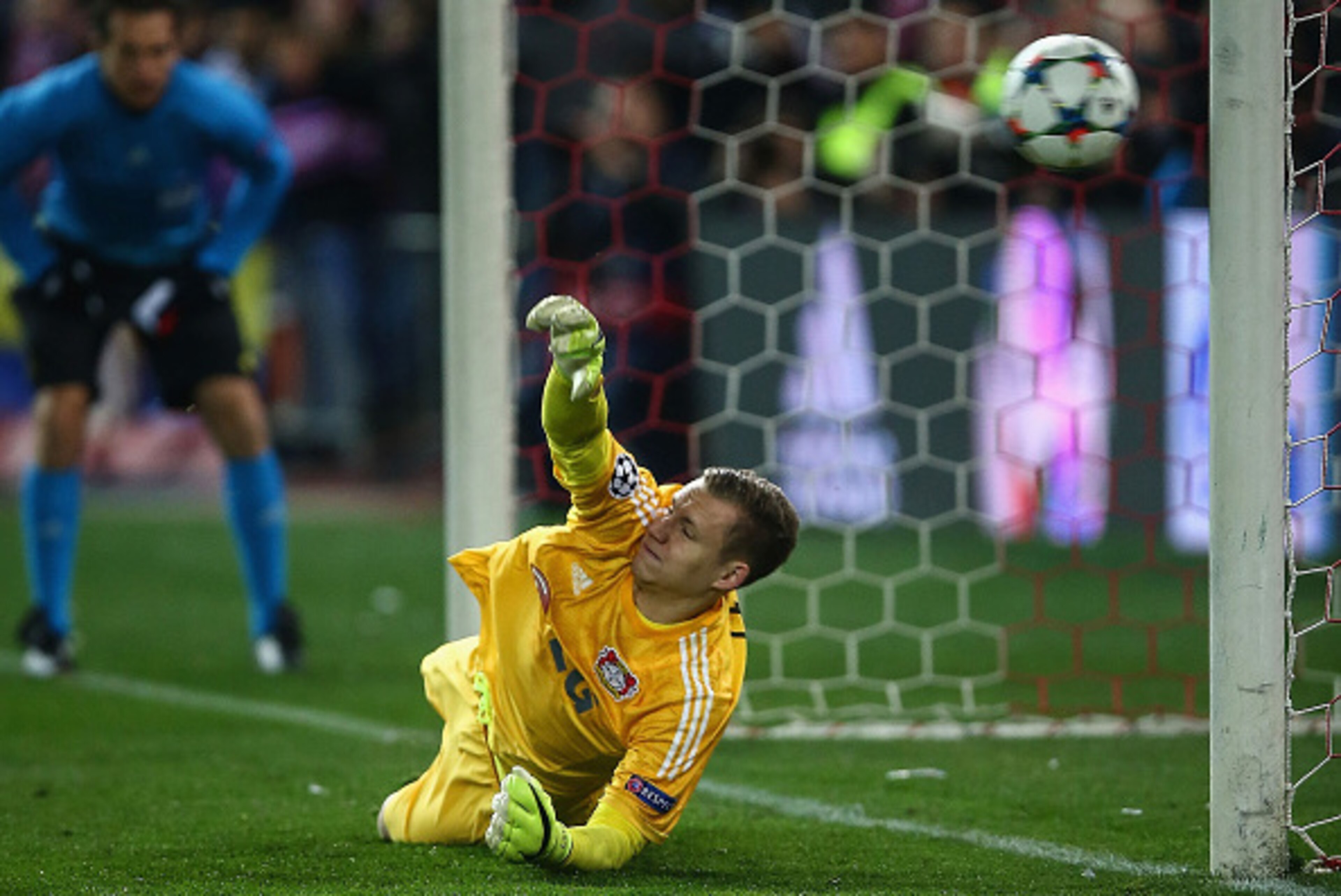 MADRID, SPAIN - MARCH 17: Bernd Leno of Bayer Leverkusen dives in vain to save from Antoine Griezmann of Atletico Madrid during the penalty shoot out during the UEFA Champions League round of 16 match between Club Atletico de Madrid and Bayer 04 Leverkuse