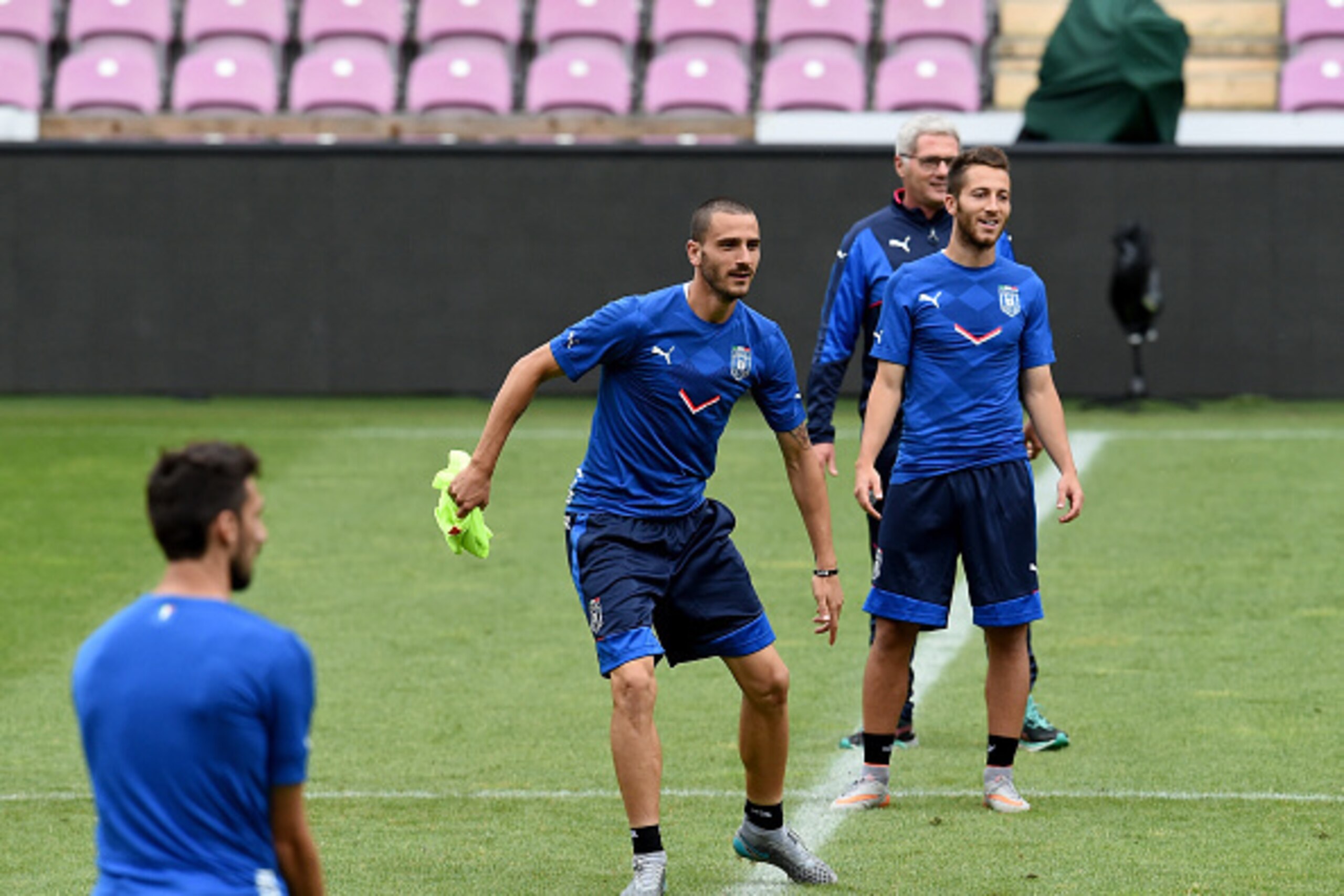 GENEVA, SWITZERLAND - JUNE 15: Leonardo Bonucci of Italy (C) in action during an Italy training session at Stade de Geneve on June 15, 2015 in Geneva, Switzerland. (Photo by Claudio Villa/Getty Images) GENEVA, SWITZERLAND - JUNE 15: Leonardo Bonucci of Italy (C) in action during an Italy training session at Stade de Geneve on June 15, 2015 in Geneva, Switzerland. (Photo by Claudio Villa/Getty Images)