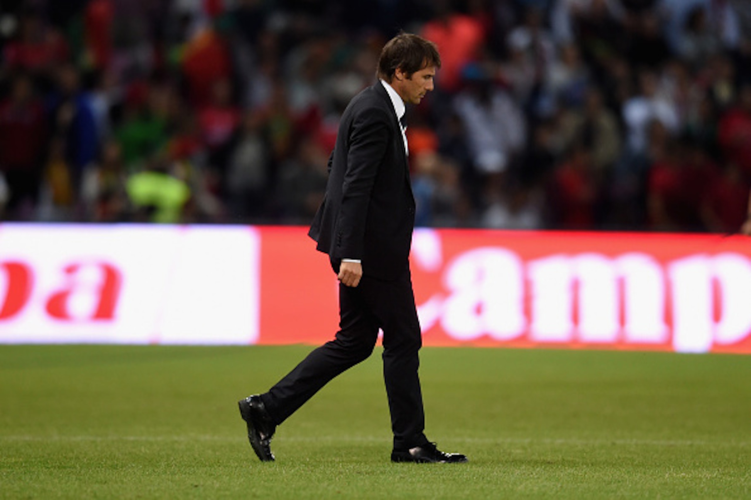 GENEVA, SWITZERLAND - JUNE 16:  Head coach Italy Antonio Conte dejected at the end of the international friendly match between Portugal and Italy at Stade de Geneve on June 16, 2015 in Geneva, Switzerland.  (Photo by Claudio Villa/Getty Images)
