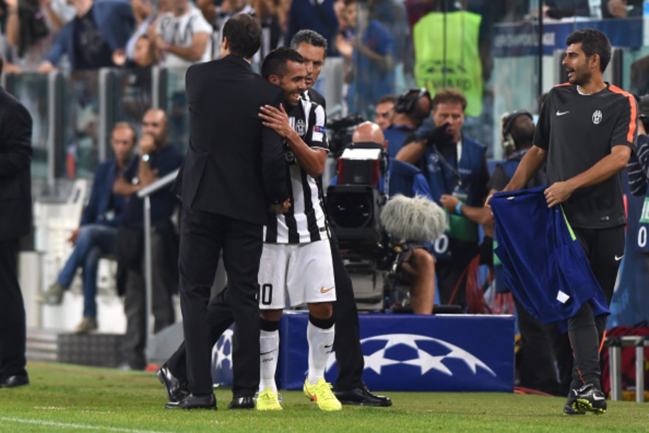 TURIN, ITALY - SEPTEMBER 16:  Carlos Tevez (R) of Juventus celebrates with head coach Massimiliano Allegri during the UEFA Champions League Group A match between Juventus and Malmo FF on September 16, 2014 in Turin, Italy.  (Photo by Valerio Pennicino/Get