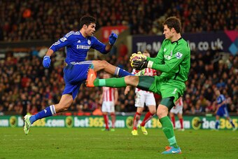 STOKE ON TRENT, ENGLAND - DECEMBER 22:  Asmir Begovic of Stoke City is challenged by Diego Costa of Chelsea during the Barclays Premier League match between Stoke City and Chelsea at Britannia Stadium on December 22, 2014 in Stoke on Trent, England.  (Pho