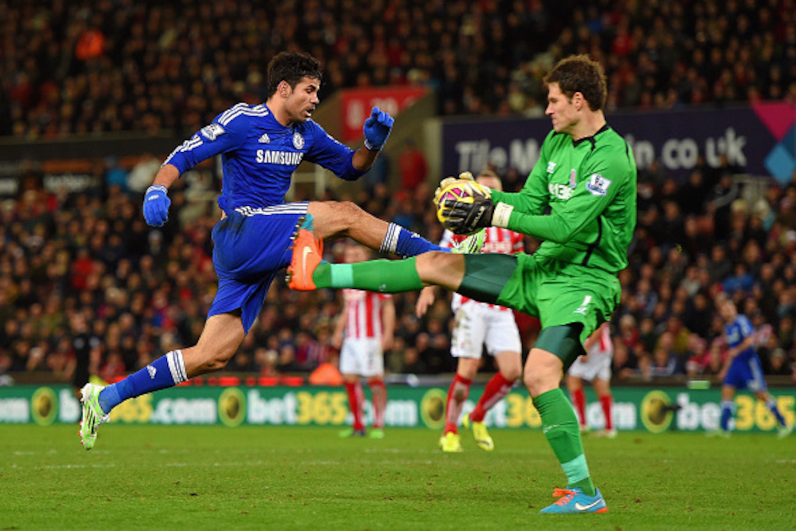 STOKE ON TRENT, ENGLAND - DECEMBER 22:  Asmir Begovic of Stoke City is challenged by Diego Costa of Chelsea during the Barclays Premier League match between Stoke City and Chelsea at Britannia Stadium on December 22, 2014 in Stoke on Trent, England.  (Pho