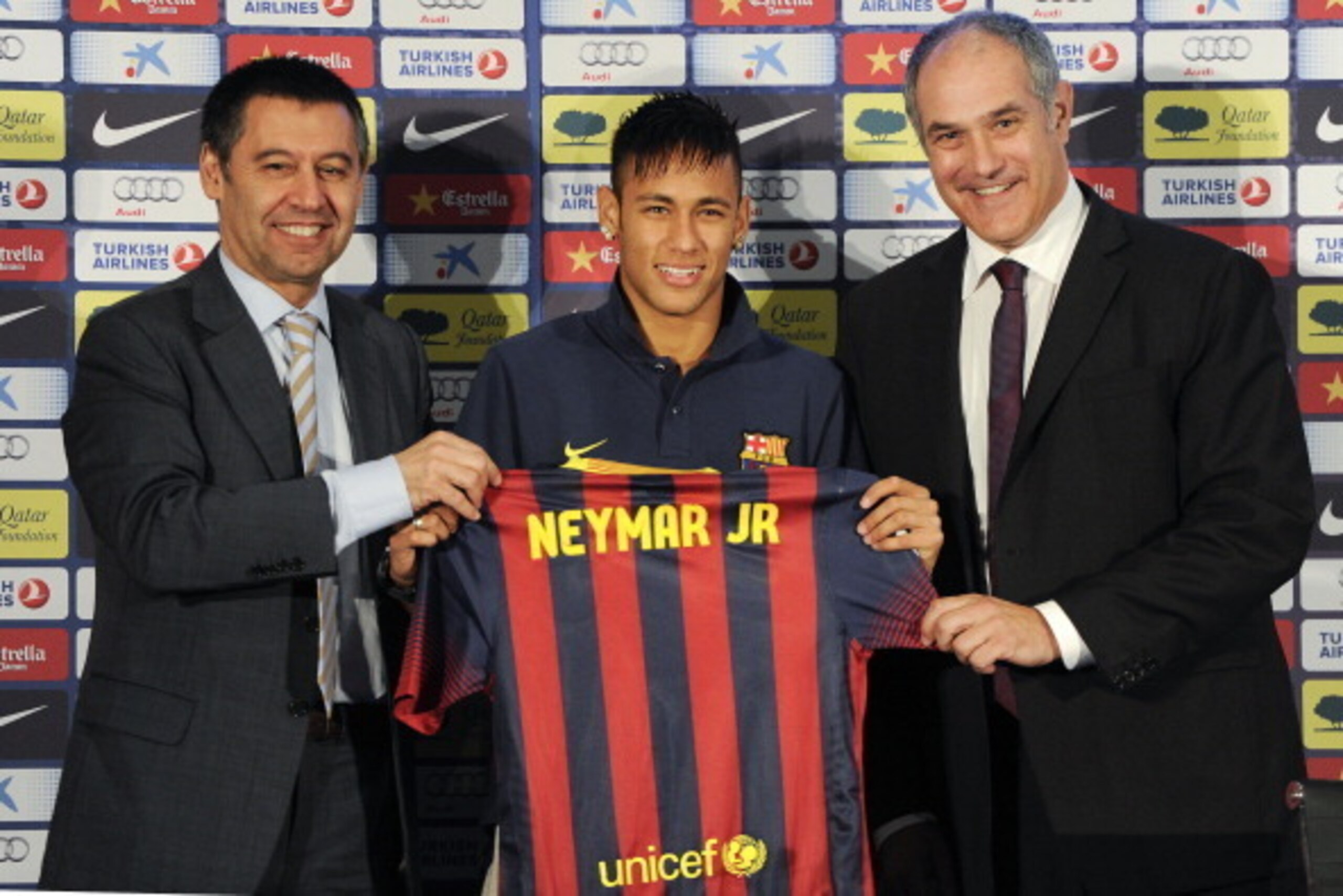 BARCELONA, SPAIN - JUNE 03:  Neymar (C) holds his new jersey with the FC Barcelona Vice-President Josep Maria Bartomeu (L) and FC Barcelona Sport Director Andoni Zubizarreta during the official presentation as a new player of the FC Barcelona at Camp Nou 