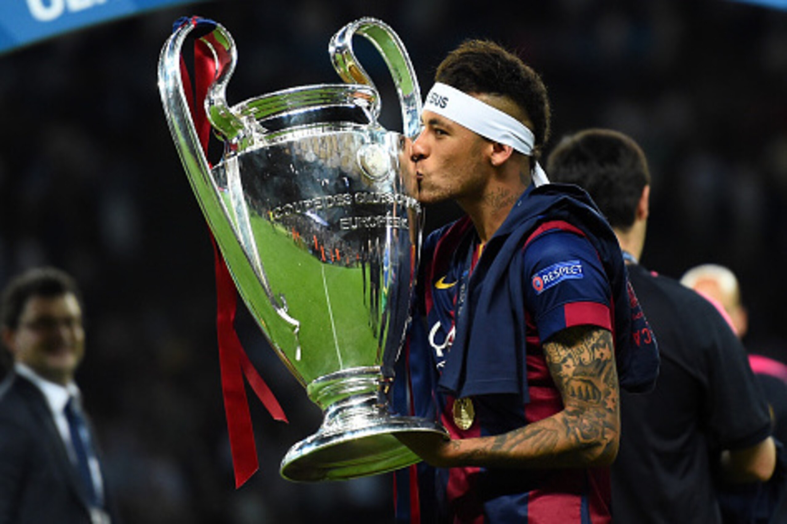 BERLIN, GERMANY - JUNE 06:  Neymar of Barcelona kisses the trophy after the UEFA Champions League Final between Juventus and FC Barcelona at Olympiastadion on June 6, 2015 in Berlin, Germany.  (Photo by Laurence Griffiths/Getty Images)