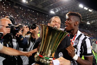 ROME, ITALY - MAY 20:  Juventus FC head coach Massimiliano Allegri and Paul Pogba celebrate with the trophy after winning the TIM Cup final match against SS Lazio at Olimpico Stadium on May 20, 2015 in Rome, Italy.  (Photo by Paolo Bruno/Getty Images)