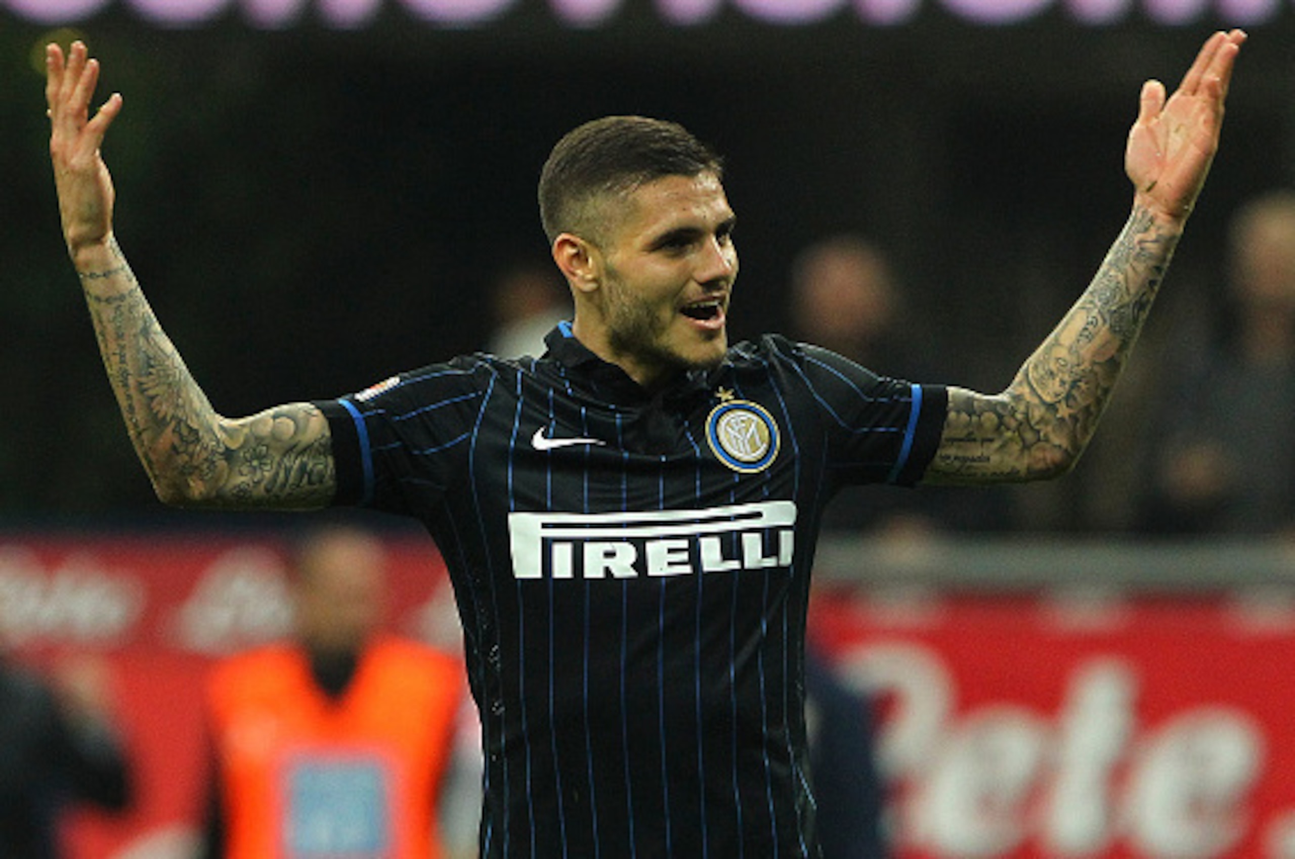 MILAN, ITALY - APRIL 25:  Mauro Emanuel Icardi of FC Internazionale Milano celebrates a victory at the end of the Serie A match between FC Internazionale Milano and AS Roma at Stadio Giuseppe Meazza on April 25, 2015 in Milan, Italy.  (Photo by Marco Luzz