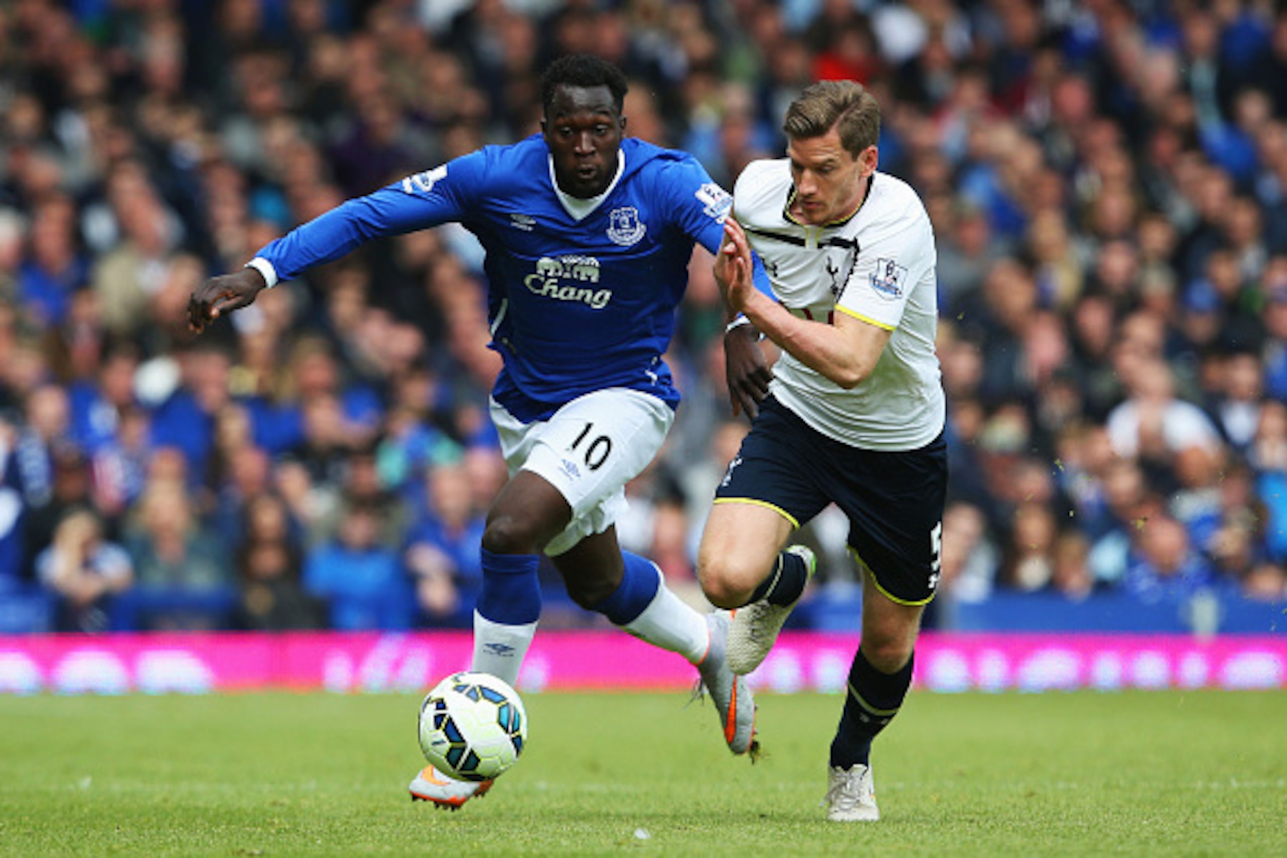 LIVERPOOL, ENGLAND - MAY 24:  Romelu Lukaku of Everton and Jan Vertonghen of Spurs compete for the ball during the Barclays Premier League match between Everton and Tottenham Hotspur at Goodison Park on May 24, 2015 in Liverpool, England.  (Photo by Jan K