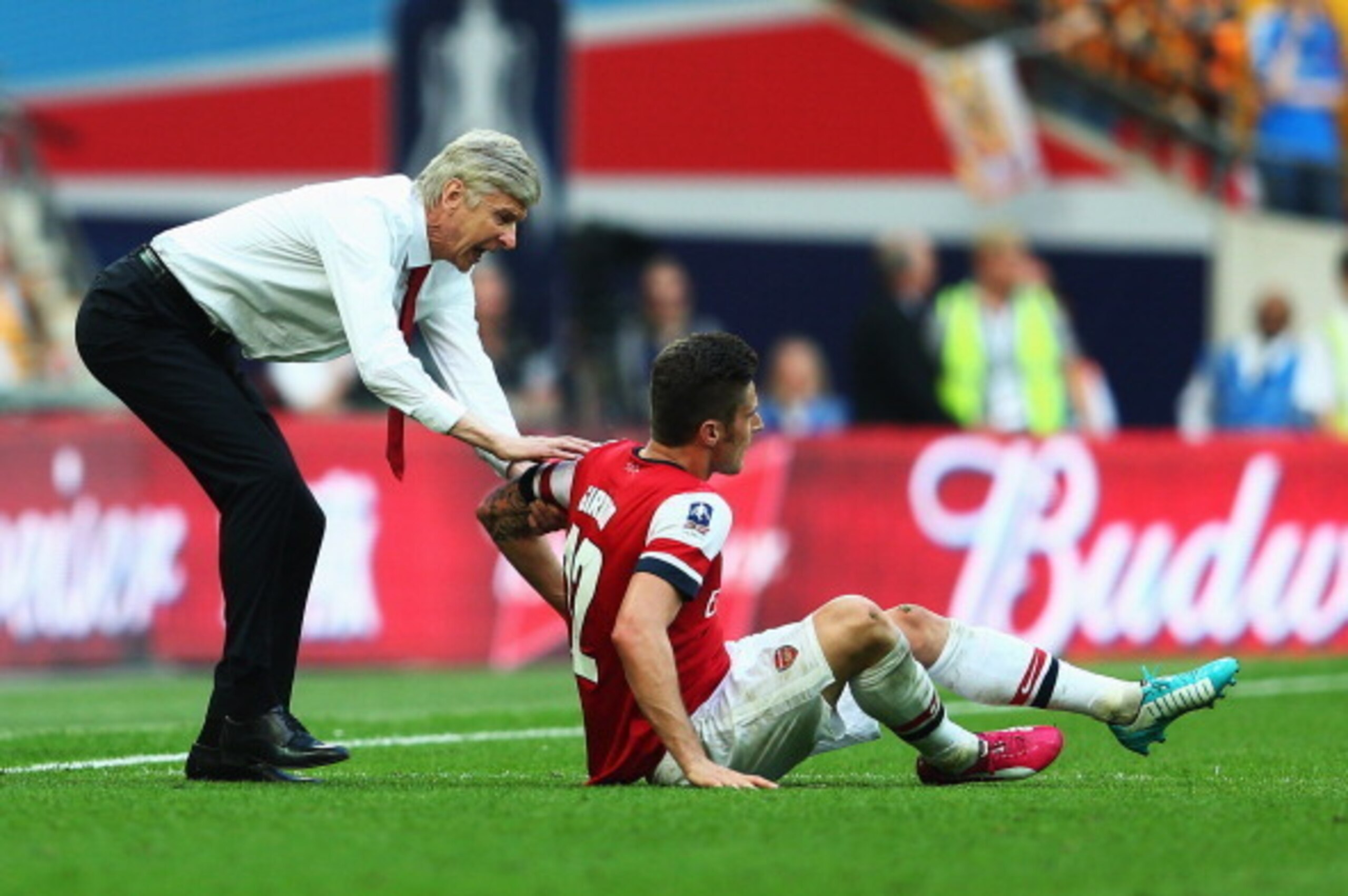 LONDON, ENGLAND - MAY 17:  Arsene Wenger manager of Arsenal grabs Olivier Giroud of Arsenal  during the FA Cup with Budweiser Final match between Arsenal and Hull City at Wembley Stadium on May 17, 2014 in London, England.  (Photo by Clive Mason/Getty Ima