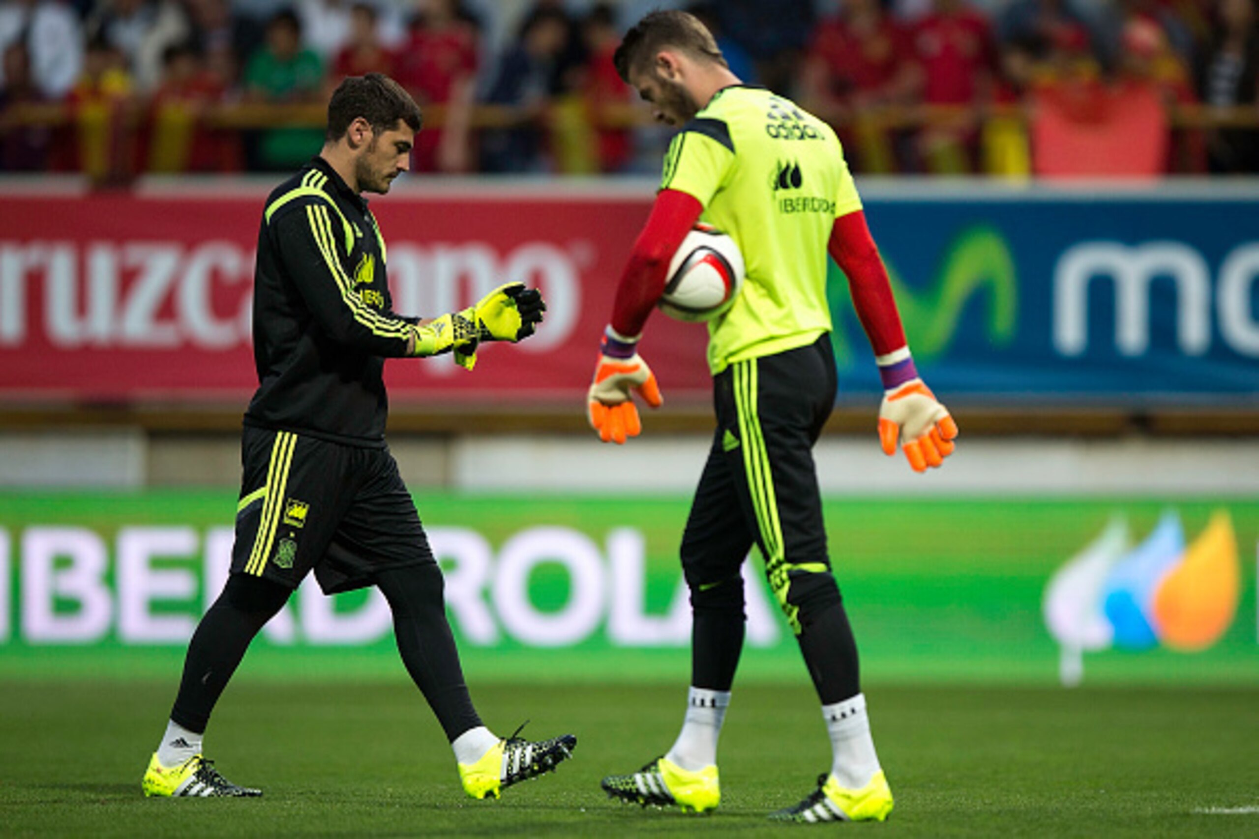 LEON, SPAIN - JUNE 11:  goalkeeper Iker Casillas (L) of Spain crosses with his teammate goalkeeper David de Gea (R) during their warming up prior to start the international friendly match between Spain and Costa Rica at Reino de Leon Stadium on June 11, 2