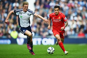 WEST BROMWICH, ENGLAND - APRIL 25: Darren Fletcher of West Brom closes down Philippe Coutinho of Liverpool during the Barclays Premier League match between West Bromwich Albion and Liverpool at The Hawthorns on April 25, 2015 in West Bromwich, England.  (
