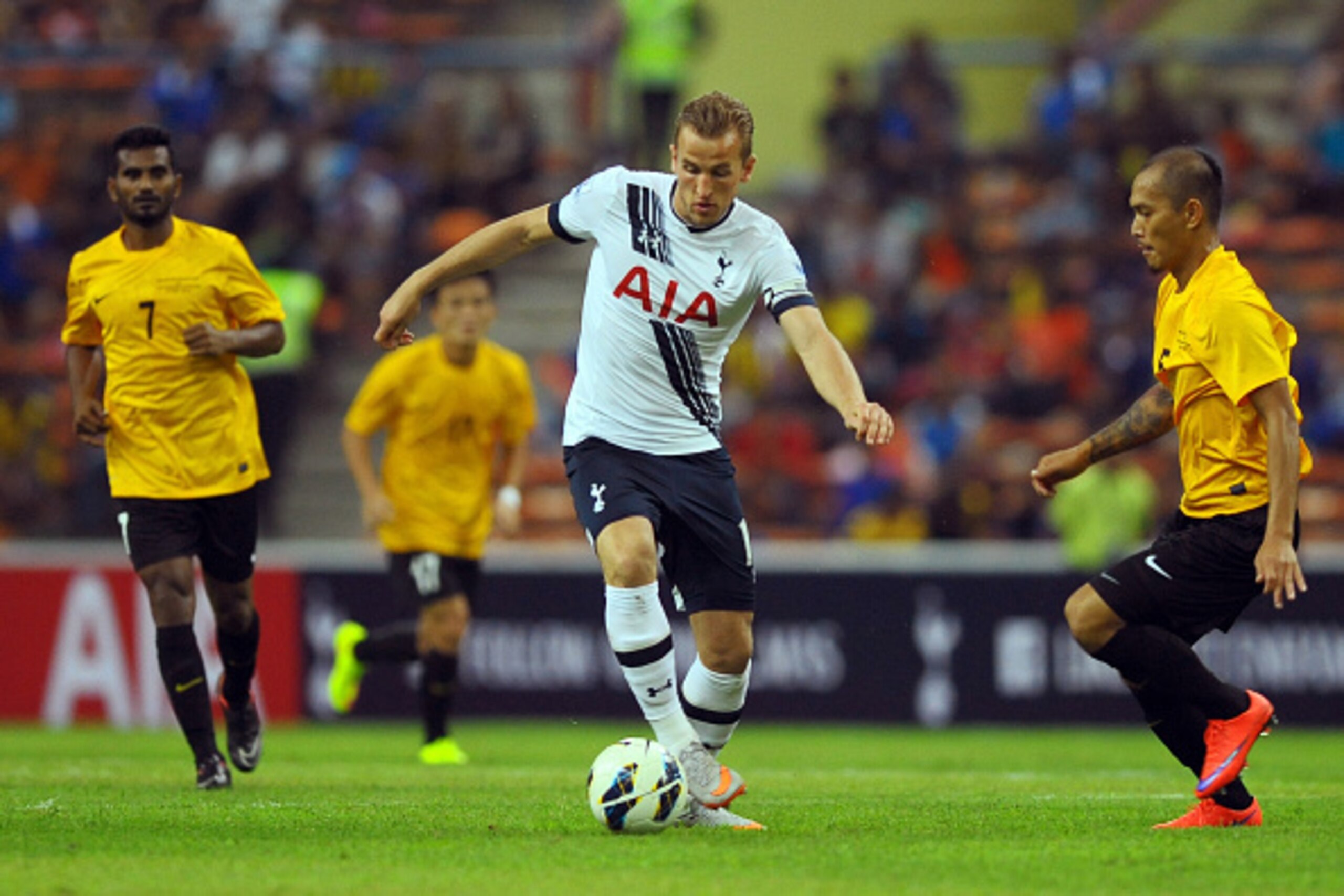 SHAH ALAM, MALAYSIA - MAY 27:  Harry Kane of Tottenham Hotspur controls the ball during the pre-season friendly match between Malaysia XI and Tottenham Hotspur at Shah Alam Stadium on May 27, 2015 in Shah Alam, Malaysia.  (Photo by Stanley Chou/Getty Imag