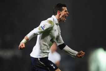 LONDON, ENGLAND - FEBRUARY 25:  Gareth Bale of Tottenham Hotspur celebrates scoring the winning goal during the Barclays Premier League match between West Ham United and Tottenham Hotspur at the Boleyn Ground on February 25, 2013 in London, England.  (Pho