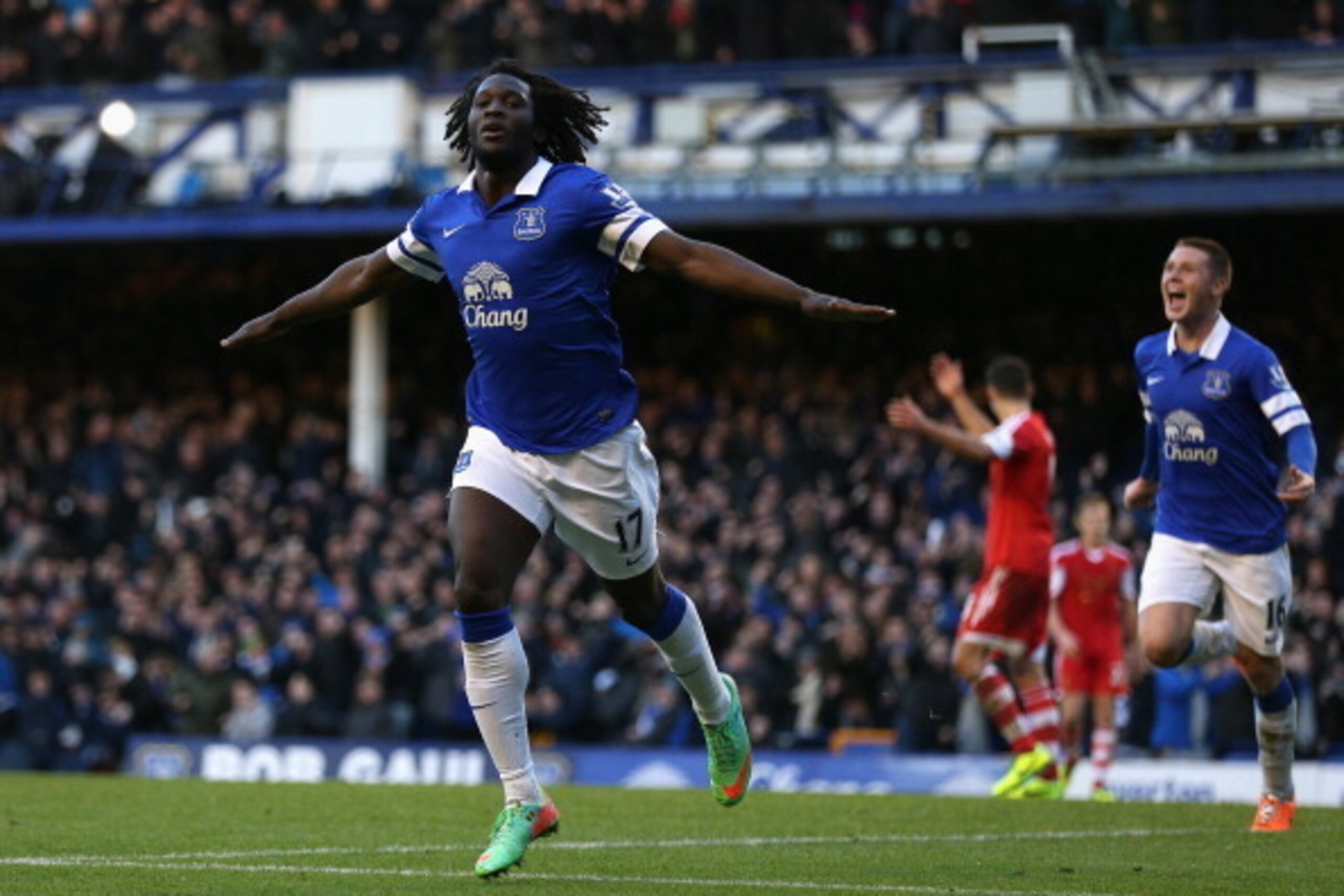 LIVERPOOL, ENGLAND - DECEMBER 29:  Romelu Lukaku of Everton celebrates scoring his team's second goal during the Barclays Premier League match between Everton and Southampton at Goodison Park on December 29, 2013 in Liverpool, England.  (Photo by Clive Br