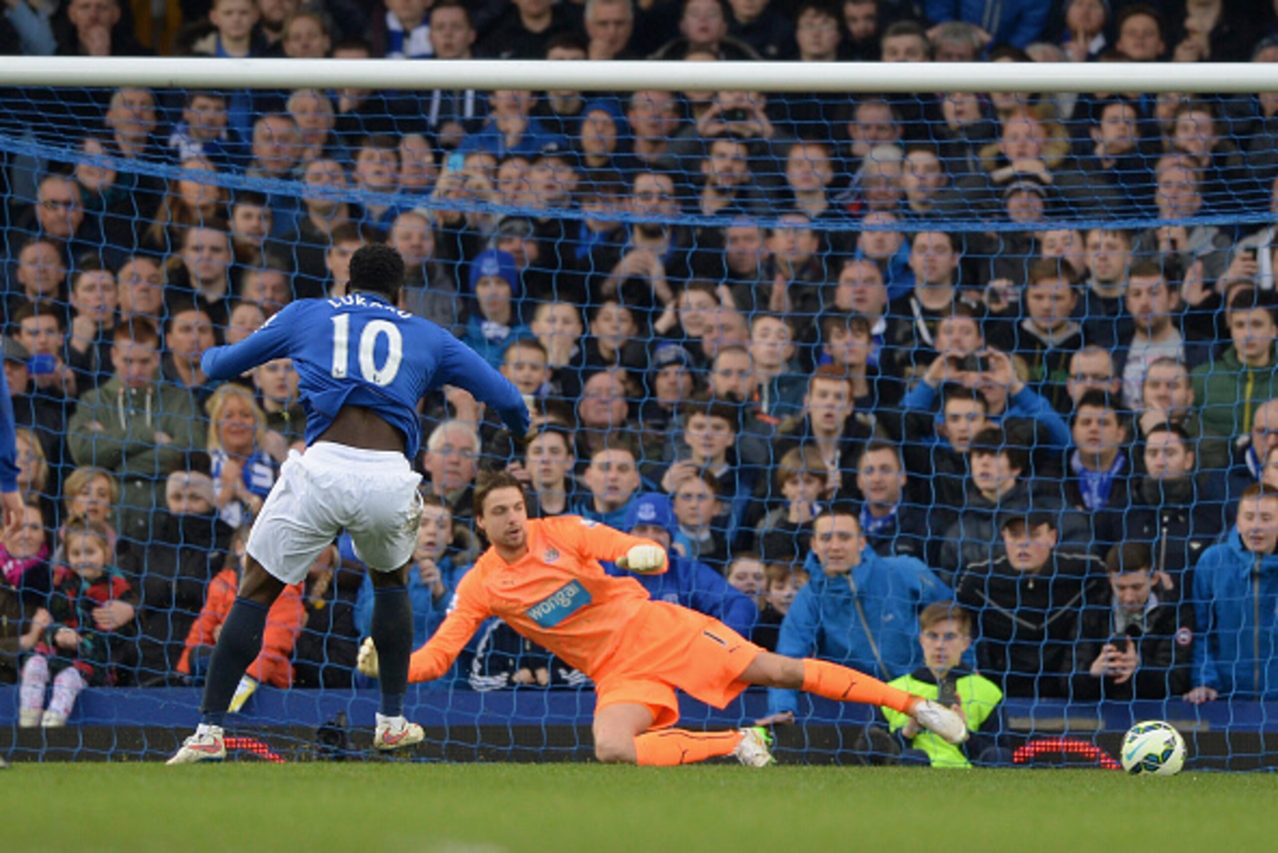 LIVERPOOL, ENGLAND - MARCH 15:  Romelu Lukaku of Everton scores their second goal from the penalty spot past Tim Krul of Newcastle United during the Barclays Premier League match between Everton and Newcastle United at Goodison Park on March 15, 2015 in L